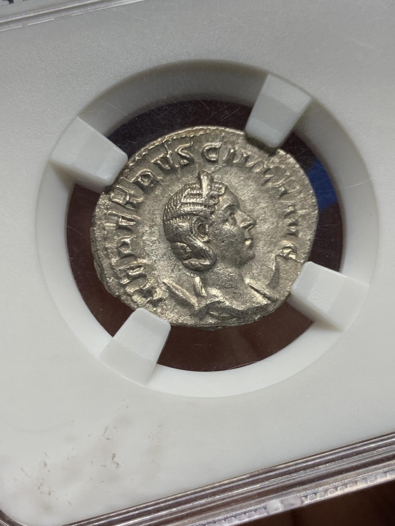 《竞宝斋》第455场 周日，周一 2场连拍 （全场包邮，欢迎送拍） 众诚详评 AU 古罗马帝国 249-251年 1安东尼安 银币 正面为海伦尼娜皇后 背面为贞洁女神站像 打制很好 细节不错 图案少见