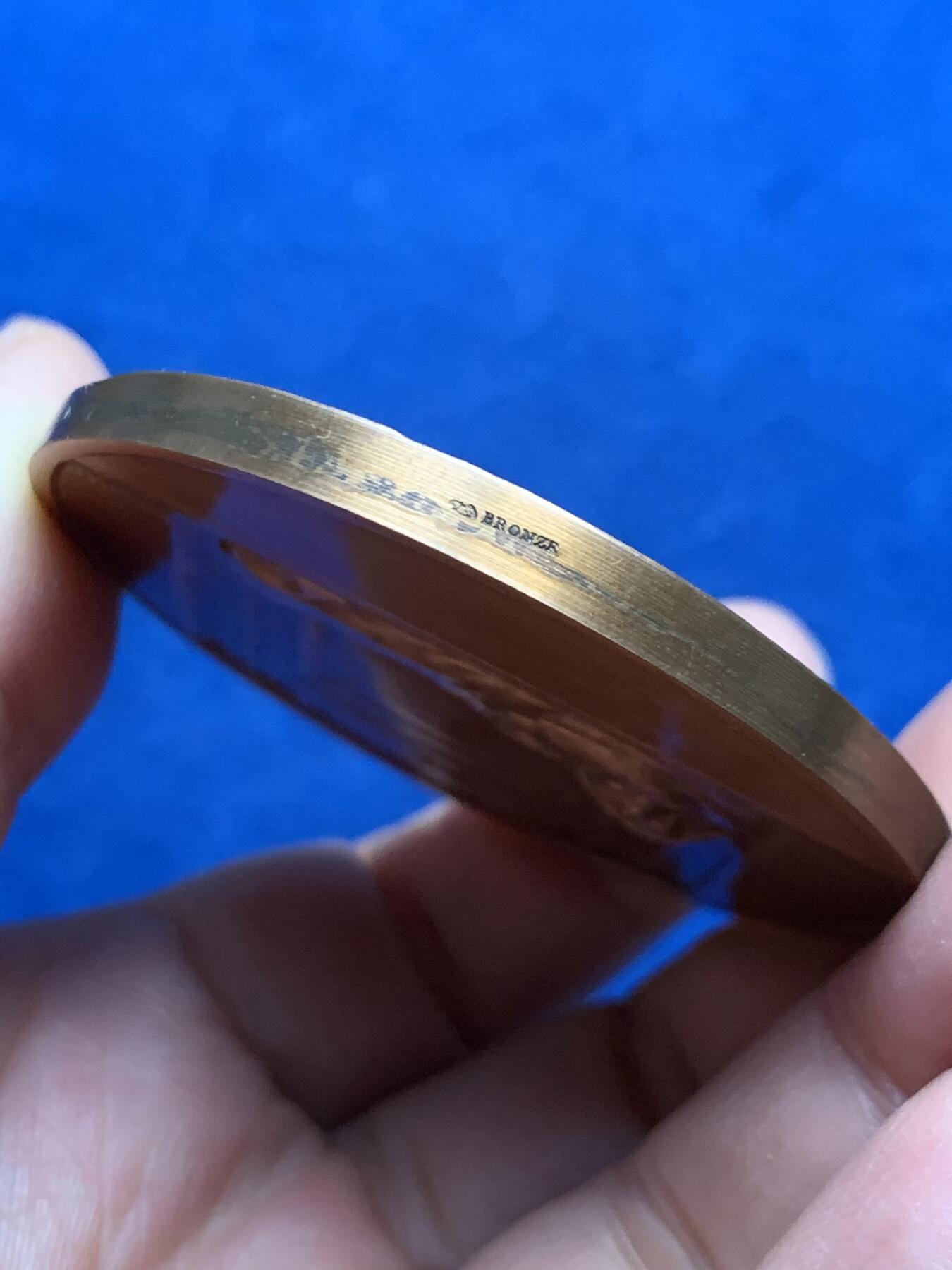 《竞宝斋》第455场 周日，周一 2场连拍 （全场包邮，欢迎送拍） 1660法国大主教圣文生·德保纪念铜章 94克 58.3mm 丰饶角铜标 表面好像有油漆保护层 状态很好