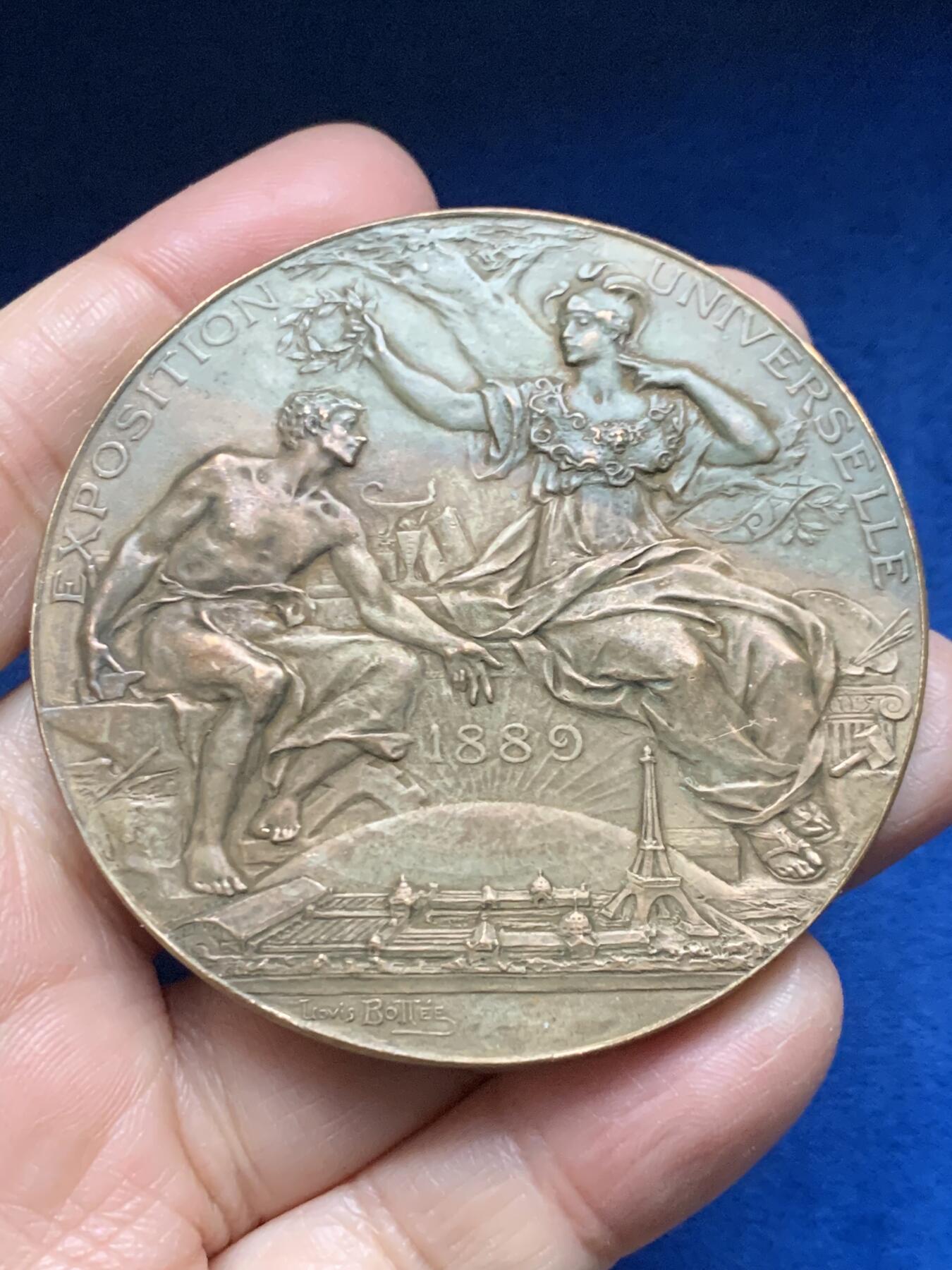 《竞宝斋》第455场 周日，周一 2场连拍 （全场包邮，欢迎送拍） 法国1889年巴黎世博会纪念大铜章 104.25克 62.8mm 丰饶角铜标