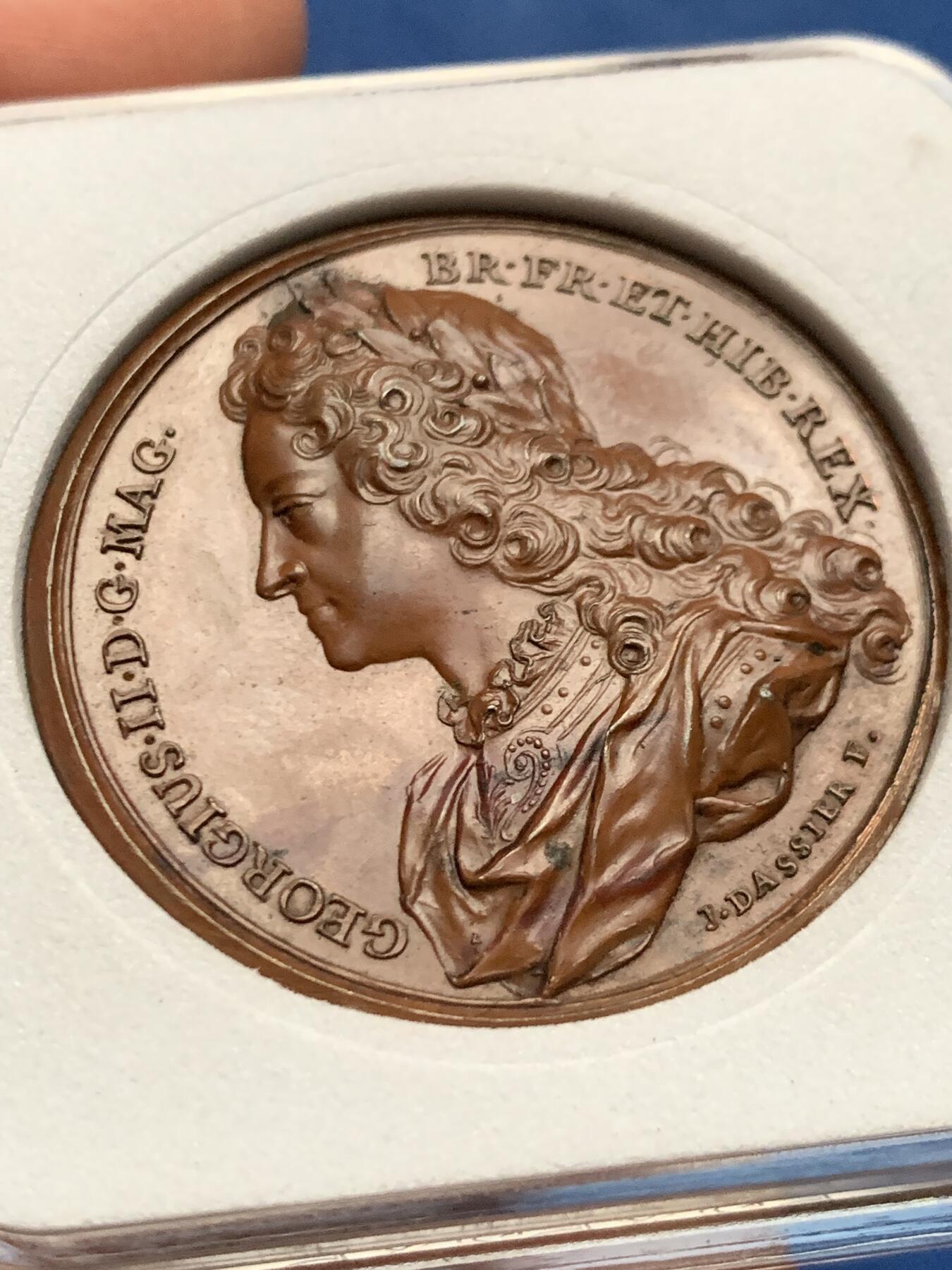 《竞宝斋》第455场 周日，周一 2场连拍 （全场包邮，欢迎送拍） 英王乔治二世纪念铜章，26.8克，40.8mm，雕刻师让·达西尔纪念1731年历代英王与王后系列的首枚，整个系列中很少见的一枚，内容涵盖了从威廉一世到当时在位的乔治二世的英格兰历代君主。正面乔治二世高浮雕像，背面：铭文记事献给大不列颠、法兰西和爱尔兰最尊贵的国王乔治二世。未使用状态，保存很好。