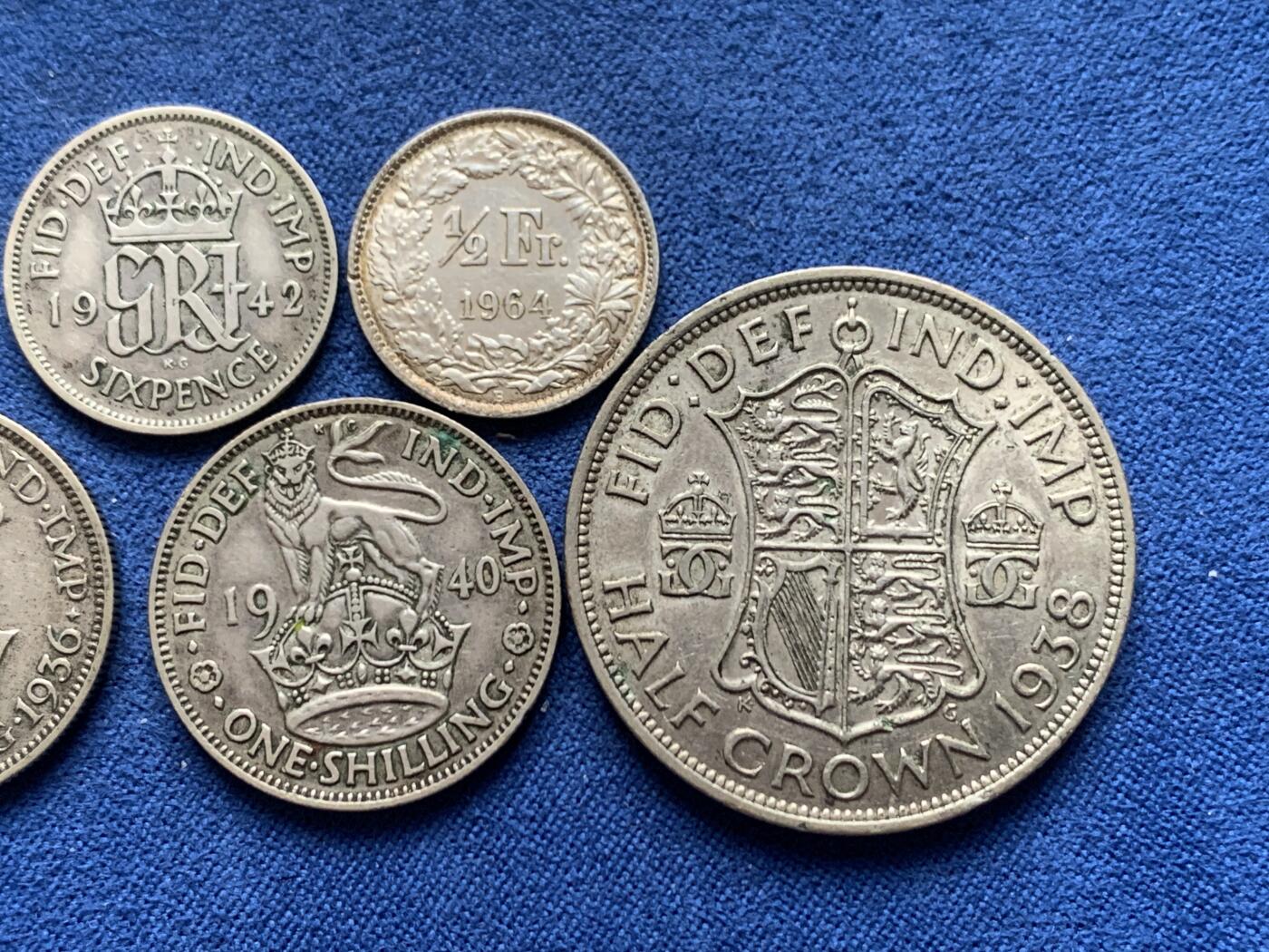 《竞宝斋》第455场 周日，周一 2场连拍 （全场包邮，欢迎送拍） 五枚一组 英国银币三枚（1940年乔治六世1先令+1936年乔治五世1先令+乔治六世1942年6便士）+瑞士1964年半法朗银币 原光+英国1938年乔治六世半克朗银币