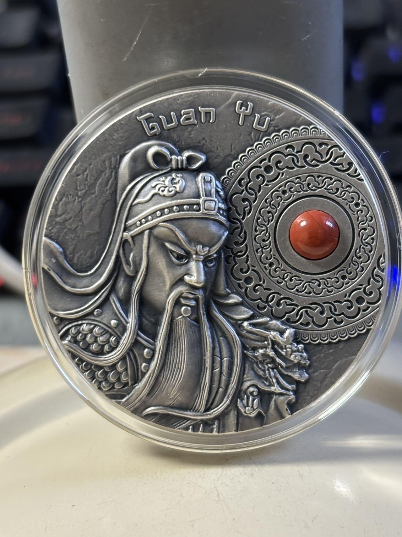 第187期拍卖 纽埃2021年中国龙虎将(1)-(战神)关羽,2盎司超高浮雕仿古镶嵌珊瑚红玉银币。62.2克，发行500枚