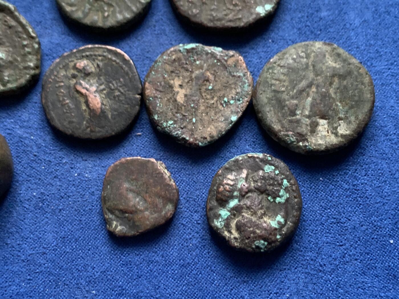 《竞宝斋》第455场 周日，周一 2场连拍 （全场包邮，欢迎送拍） 9枚一组 丝路打制铜币 包含莫卧儿，贵霜，贵霜沙时期，品相不错，铭文清晰可见，无名王和迦腻色伽都是不错的品种，适合研究或收藏。总重约99克