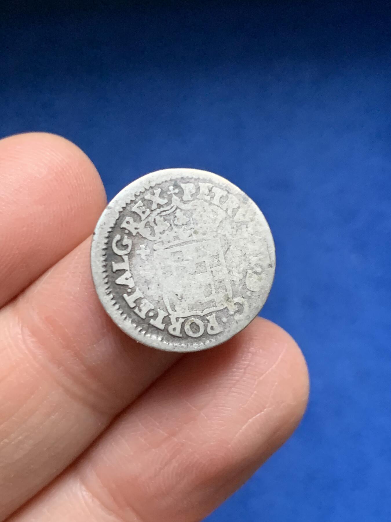 《竞宝斋》第455场 周日，周一 2场连拍 （全场包邮，欢迎送拍） 1683-1706年葡萄牙50瑞思银币，佩德罗二世时期铸造，也称为半托斯陶（1/2 Tostão），ND/1683年至1706年，KM# 135。少见品种。流通品相，当个品种不错