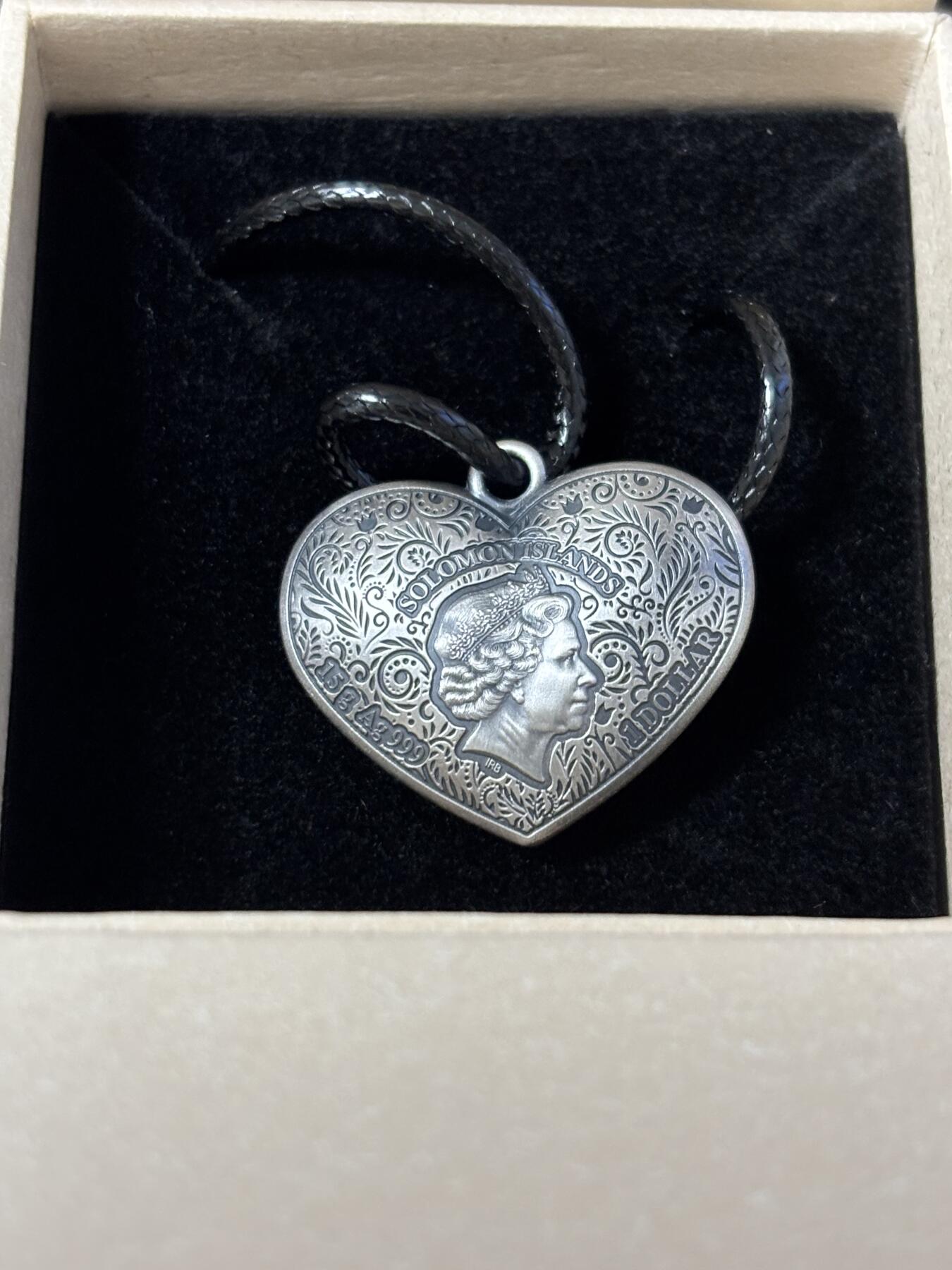第187期拍卖 所罗门2021年情人节爱心仿古镶嵌水晶纪念银币吊坠，999银，15克，发行9999枚