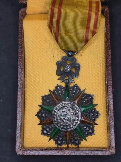 凯旋世界勋赏（第21期冬季大拍）（欢迎送拍）（对拍品有疑问请询问客服，不接受到手刀，出价默认拍品品相。请认真阅读拍卖规则！出价默认已认可！）（收到货请录制开箱视频，无视频概不处理问题。） - 骑士级突尼斯光荣勋章 带盒