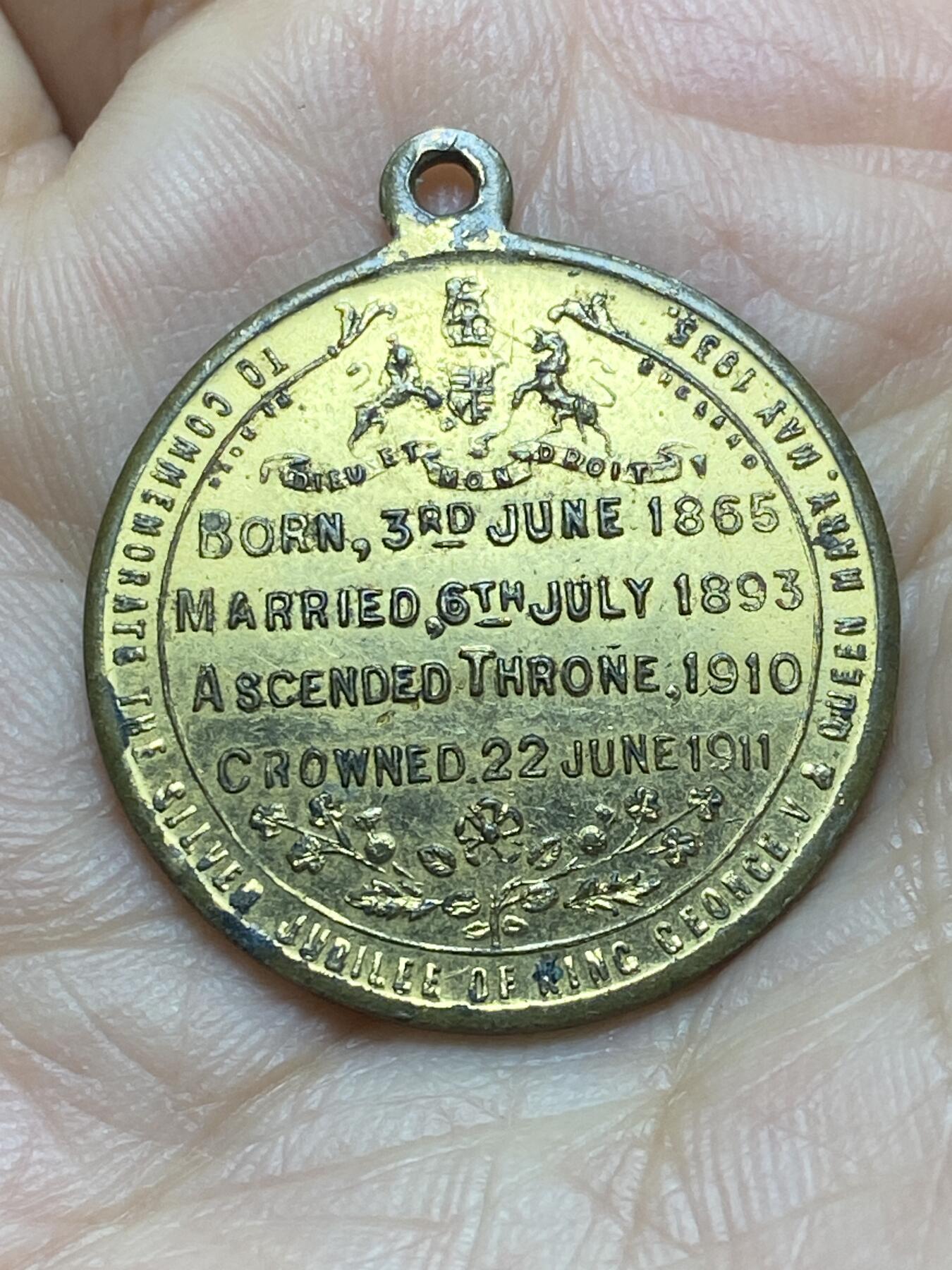 2026年第五场(总第一百七十四场）外国好品散币场(免佣金) 英国🇬🇧1935年纪念章，直径26mm，重6.6g(乔治五世和玛丽王后登基25周年银禧纪念章，记录乔治五世生平节点。乔治五世生于1865年6月3日，是爱德华七世的次子。1893年7月6日与玛丽王后成婚，二人的婚姻是英国王室的重要联姻。1910年爱德华七世去世，乔治五世即位。1911年6月22日举行加冕礼，同期还兼任印度皇帝。)