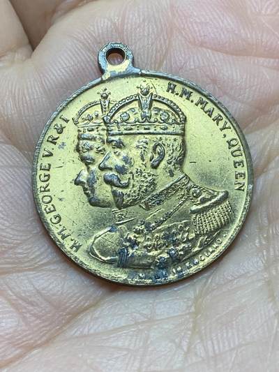 2026年第五场(总第一百七十四场）外国好品散币场(免佣金) - 英国🇬🇧1935年纪念章，直径26mm，重6.6g(乔治五世和玛丽王后登基25周年银禧纪念章，记录乔治五世生平节点。乔治五世生于1865年6月3日，是爱德华七世的次子。1893年7月6日与玛丽王后成婚，二人的婚姻是英国王室的重要联姻。1910年爱德华七世去世，乔治五世即位。1911年6月22日举行加冕礼，同期还兼任印度皇帝。)