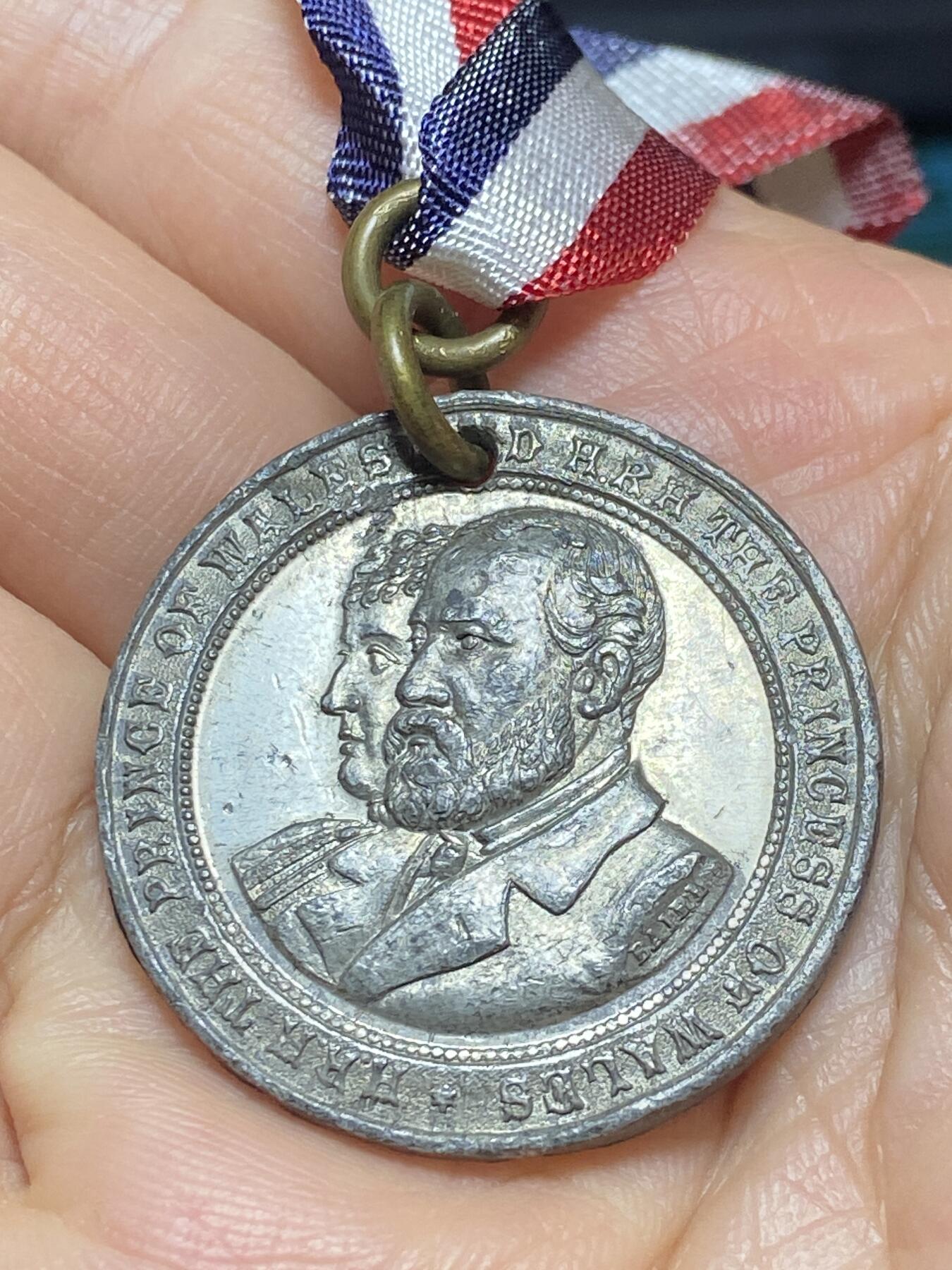 2026年第五场(总第一百七十四场）外国好品散币场(免佣金) 英国🇬🇧1884年纪念章，直径32.3毫米，厚2.2毫米，重14.03克(英国威尔士亲王爱德华与王妃亚历山德拉王室访问纪念章)