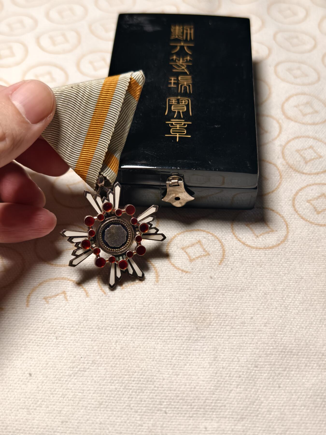 抚柳草堂-第六期章牌钱币 奖章勋章限时免佣 满百包邮 放漏专场 勋六等瑞宝章 银质19.6g原盒带杯绶 七宝烧珐琅状态好 品相如图