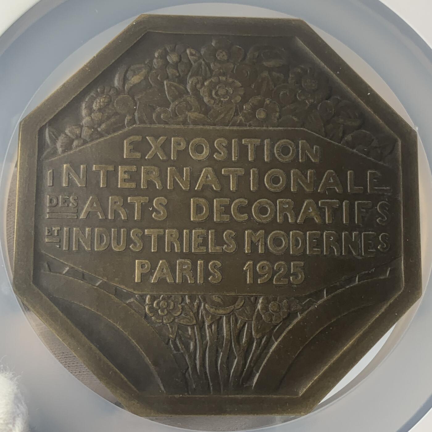 掌中浮雕-藏着的欧洲第048场 NGC MS 63 : 1925年法国巴黎国际艺术与工业大展纪念章，P. Tourin雕刻，对边70mm大版难得一见，评级盒边缘有破损（如图）