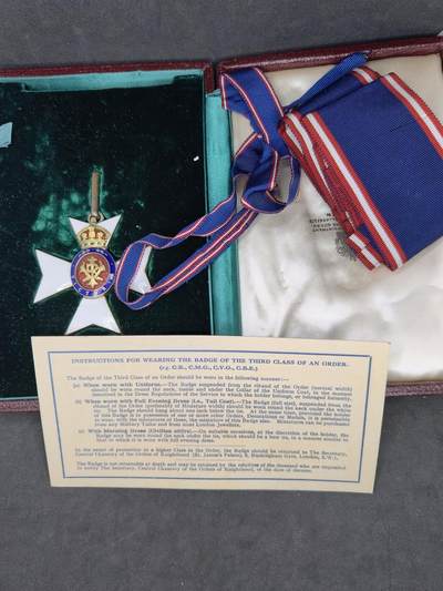 凯旋世界勋赏（第21期冬季大拍）（欢迎送拍）（对拍品有疑问请询问客服，不接受到手刀，出价默认拍品品相。请认真阅读拍卖规则！出价默认已认可！）（收到货请录制开箱视频，无视频概不处理问题。） - 英国 指挥官级 皇家维多利亚勋章 CVO 带编号C1056 带盒 以及佩戴条例说明卡 外交颁发 原主为法国大使 雅克蒂内（1914-2009）二战参与北非战场，解放科西嘉，曾担任法国驻北约大使，驻葡萄牙大使，联合国大使，等 Wiki可查履历