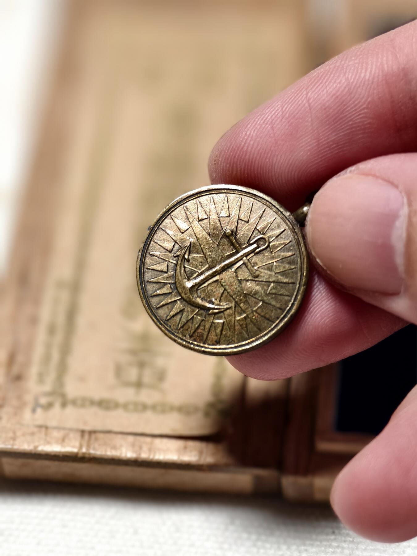 抚柳草堂-第六期章牌钱币 奖章勋章限时免佣 满百包邮 放漏专场 1905日露 帝国义勇舰队建设章 榉木原盒 品相不错