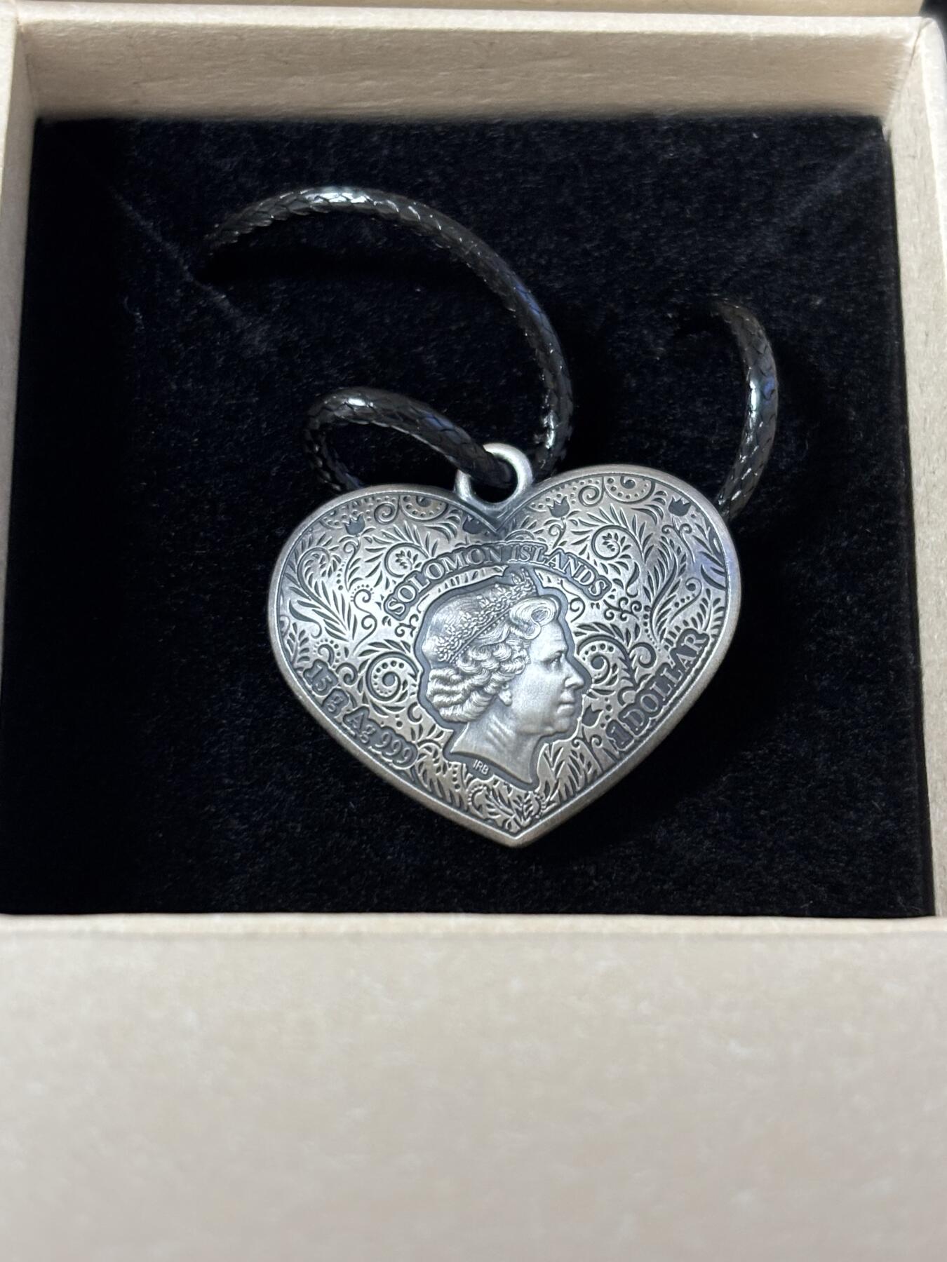 第187期拍卖 所罗门2021年情人节爱心仿古镶嵌水晶纪念银币吊坠，999银，15克，发行9999枚