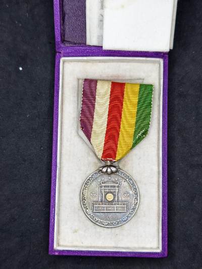 凯旋世界勋赏（第21期冬季大拍）（欢迎送拍）（对拍品有疑问请询问客服，不接受到手刀，出价默认拍品品相。请认真阅读拍卖规则！出价默认已认可！）（收到货请录制开箱视频，无视频概不处理问题。） - 紫盒大礼纪念章带纸