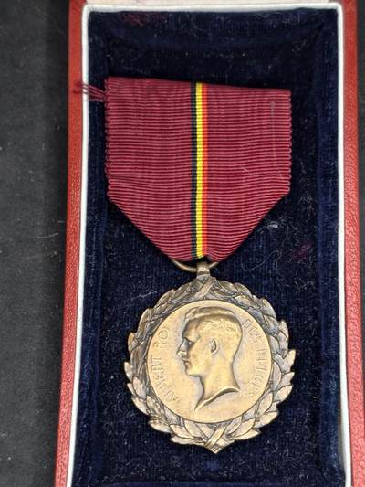 凯旋世界勋赏（第21期冬季大拍）（欢迎送拍）（对拍品有疑问请询问客服，不接受到手刀，出价默认拍品品相。请认真阅读拍卖规则！出价默认已认可！）（收到货请录制开箱视频，无视频概不处理问题。） - 一战 比利时王国 国王阿尔贝奖章 带盒 授予 马克 雅克罗德医生 （1875-1947）结核病专家，一战期间担任瑞士莱森疗养院主管，救治伤兵和难民