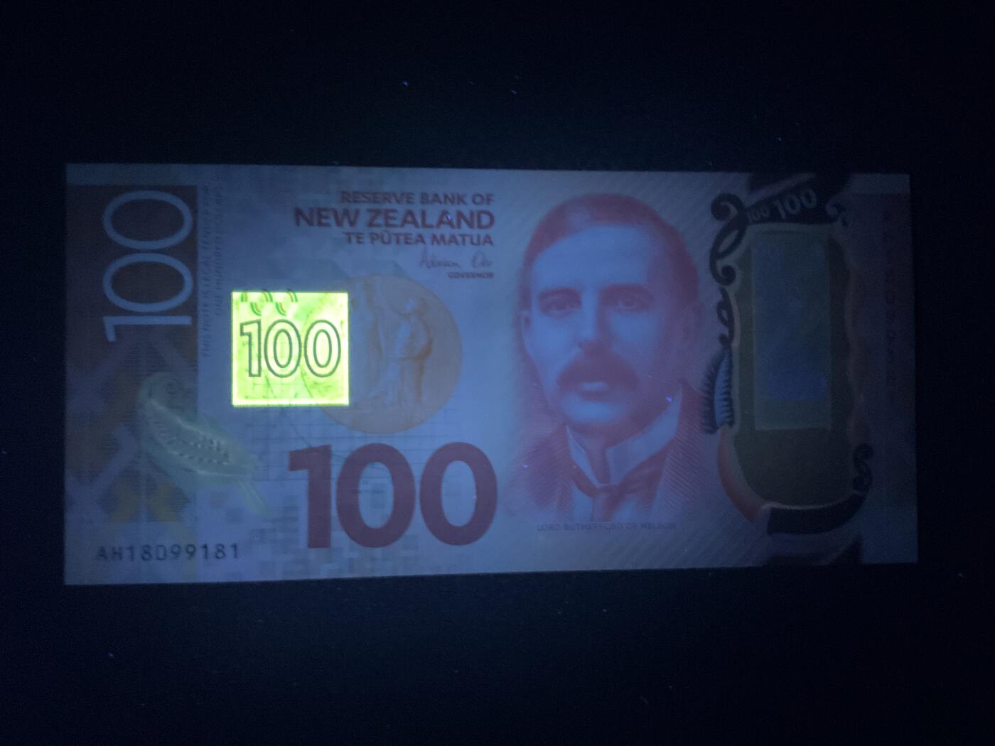 【礼羽收藏】🌏世界钱币拍卖第118期 新西兰明亮系列18年100$，全倒置刀拆绝品靓号(注:因开头2位是代表发行年份，因此全程倒置号只有16-18-19三个年份才能产生后面再发年份均无法出全倒置号)