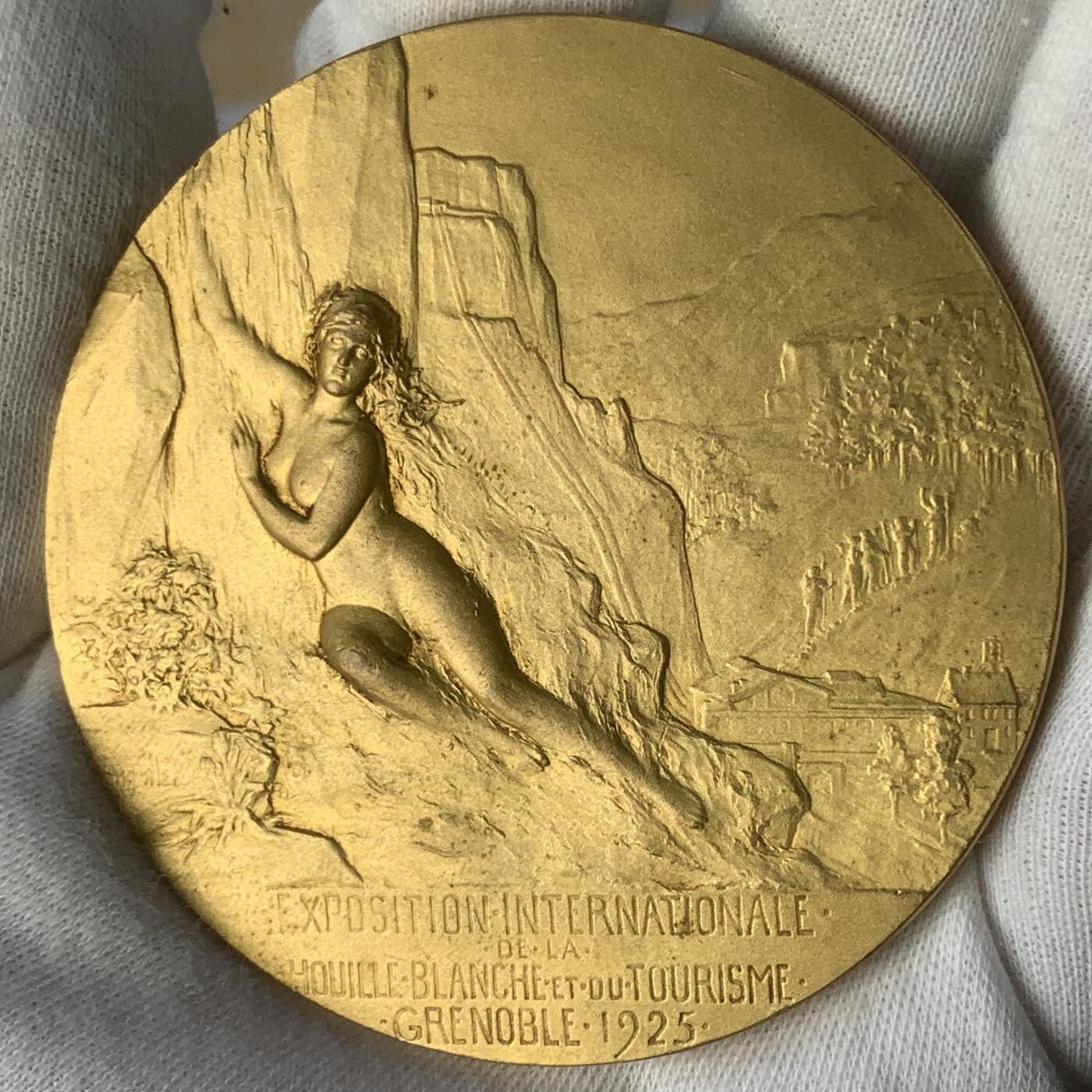 掌中浮雕-藏着的欧洲第048场 1925 年格勒诺布尔国际水电与旅游博览会 镀金铜章  ch.pilIet作品，68mm 送合适的亚克力盒子