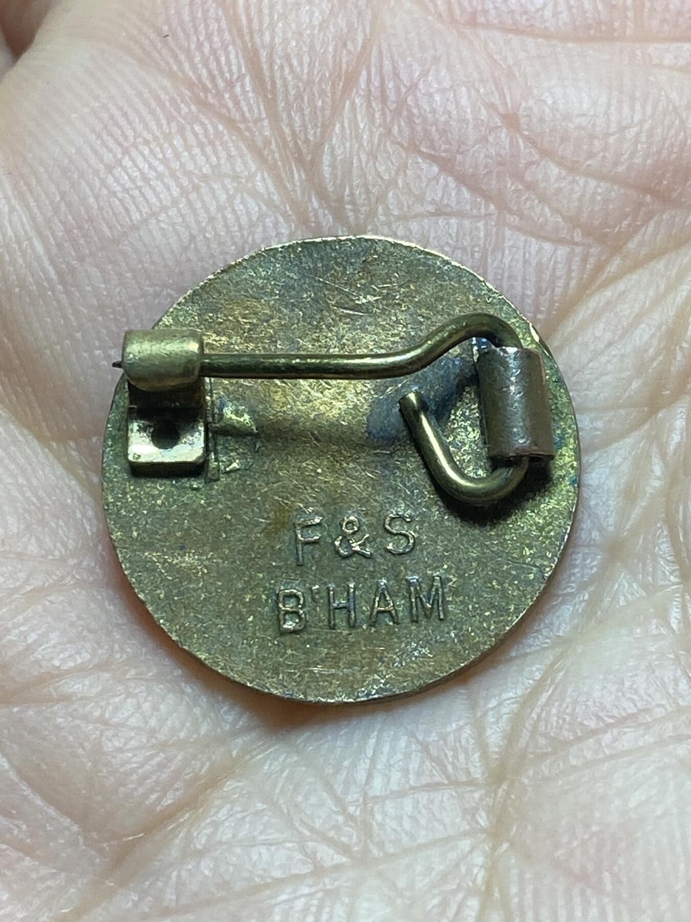 2026年第五场(总第一百七十四场）外国好品散币场(免佣金) 英国皇家教堂音乐学校（RSCM）的会员胸针，直径18mm，重3.65g