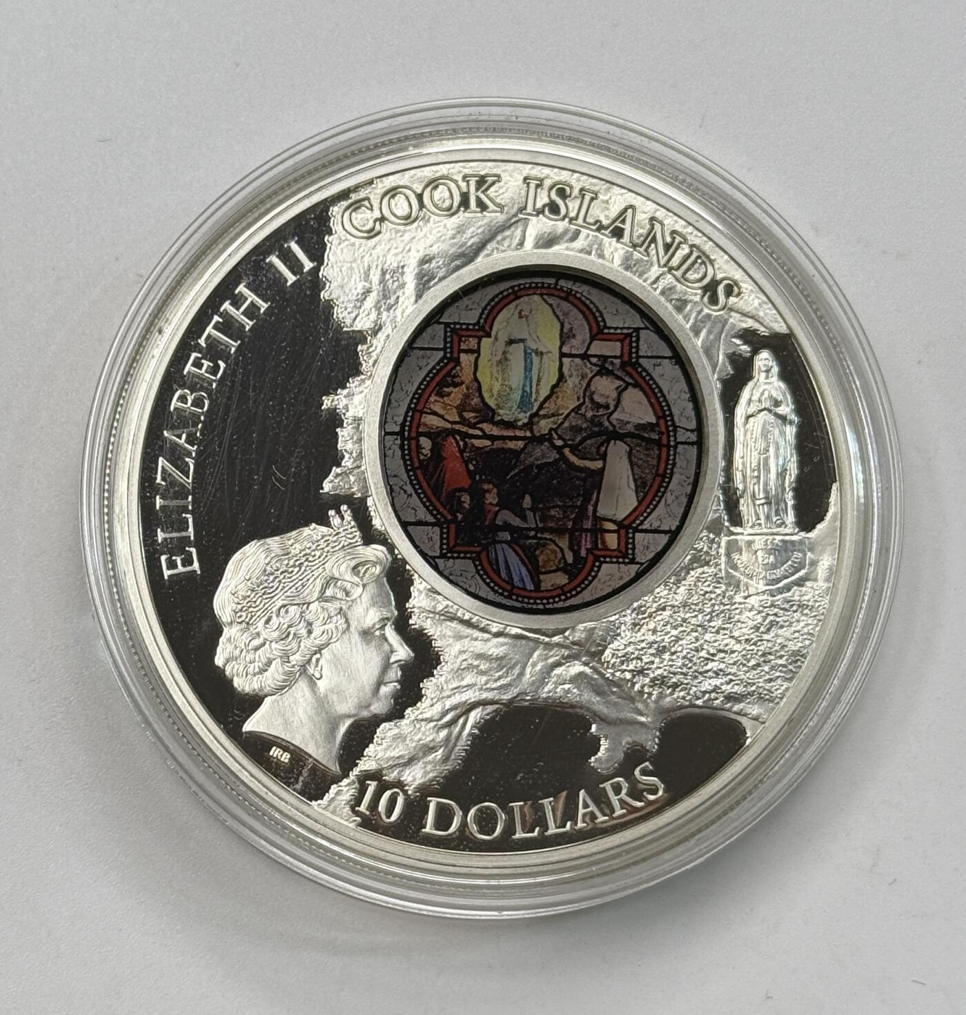 S&S Numismatic世界钱币-拍卖 第118期  库克群岛2013年 天空之窗系列-沙特尔主教座堂 10元精制彩色玻璃镶嵌纪念银币 50克925银 无盒证