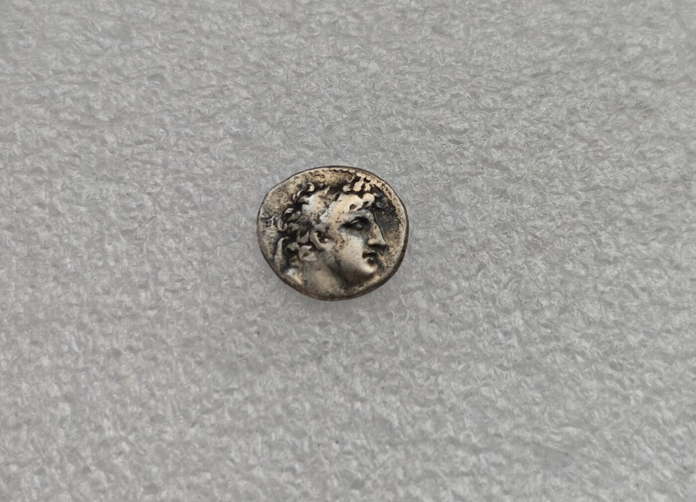 瓶子🏺第224期拍卖会  稀少品种  古希腊塞琉古 安条克八世德拉克马银币 公元前121-97年 背面三足祭坛