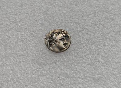 瓶子🏺第224期拍卖会 -  稀少品种  古希腊塞琉古 安条克八世德拉克马银币 公元前121-97年 背面三足祭坛