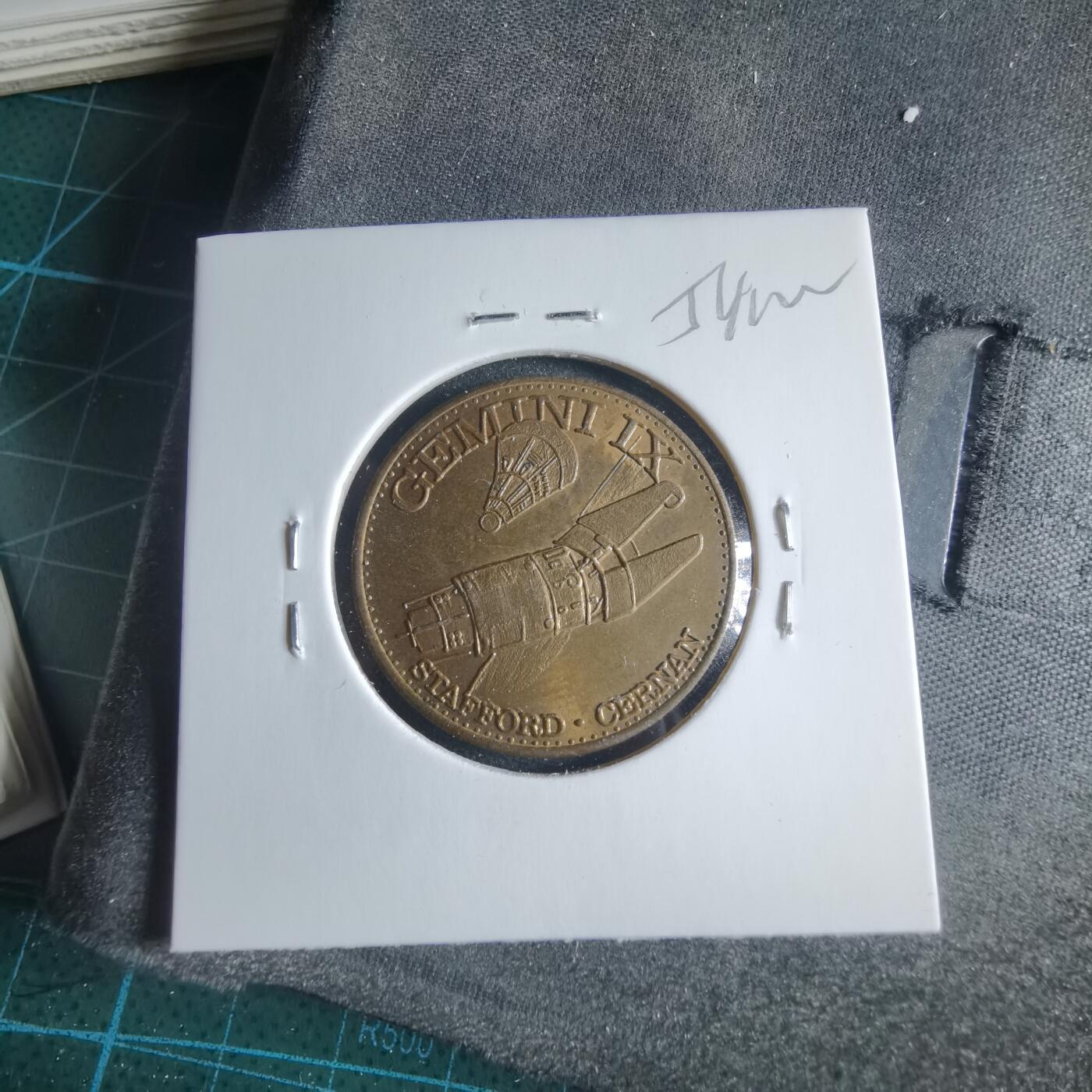 沼泽如烟--第954场 航天纪念章