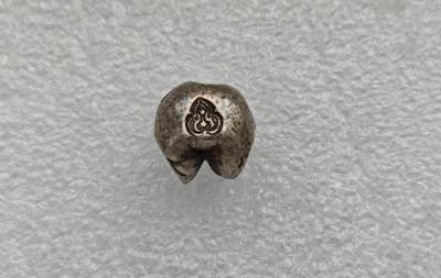 瓶子🏺第224期拍卖会 -  拉玛一世二世屁股锭银锭  神兽和法轮图案  1泰铢银锭  15克左右