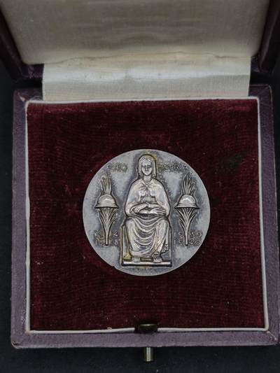 凯旋世界勋赏（第21期冬季大拍）（欢迎送拍）（对拍品有疑问请询问客服，不接受到手刀，出价默认拍品品相。请认真阅读拍卖规则！出价默认已认可！）（收到货请录制开箱视频，无视频概不处理问题。） - 法国维希政权时期（二战）由贝当元帅设立的“致敬阵亡军人家属”银质徽章