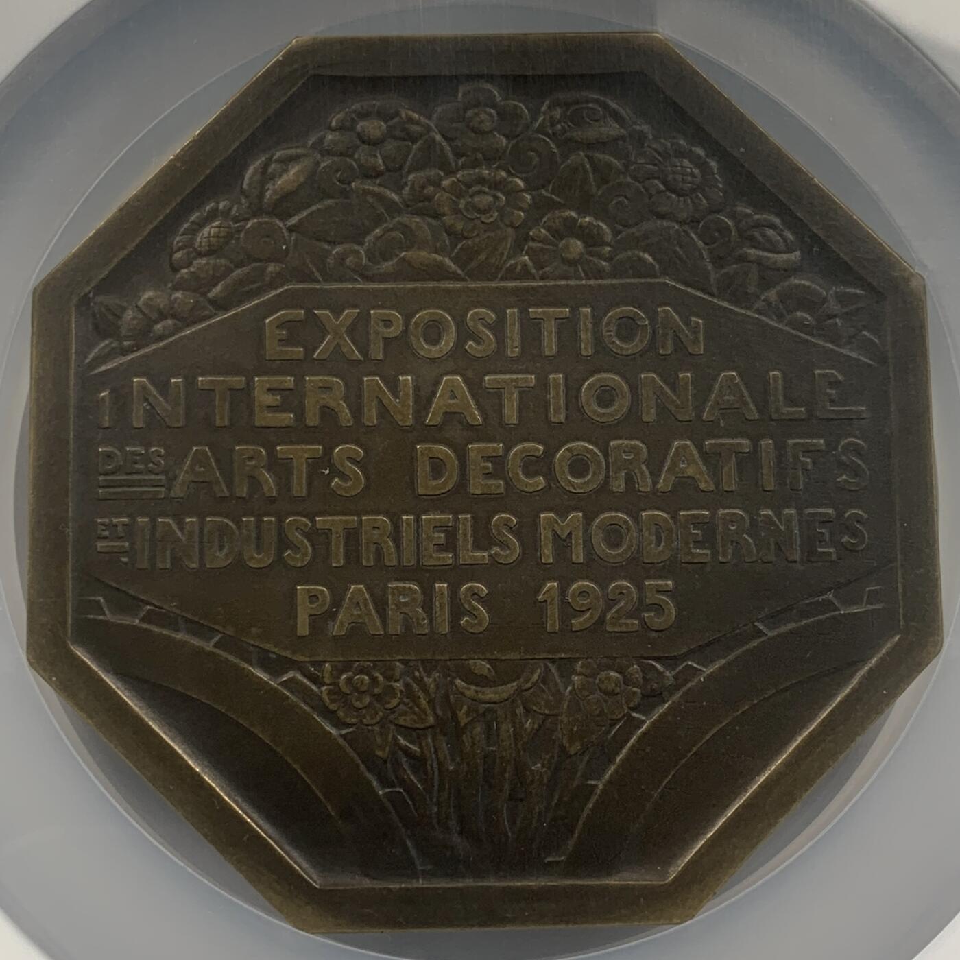 掌中浮雕-藏着的欧洲第048场 NGC MS 63 : 1925年法国巴黎国际艺术与工业大展纪念章，P. Tourin雕刻，对边70mm大版难得一见，评级盒边缘有破损（如图）