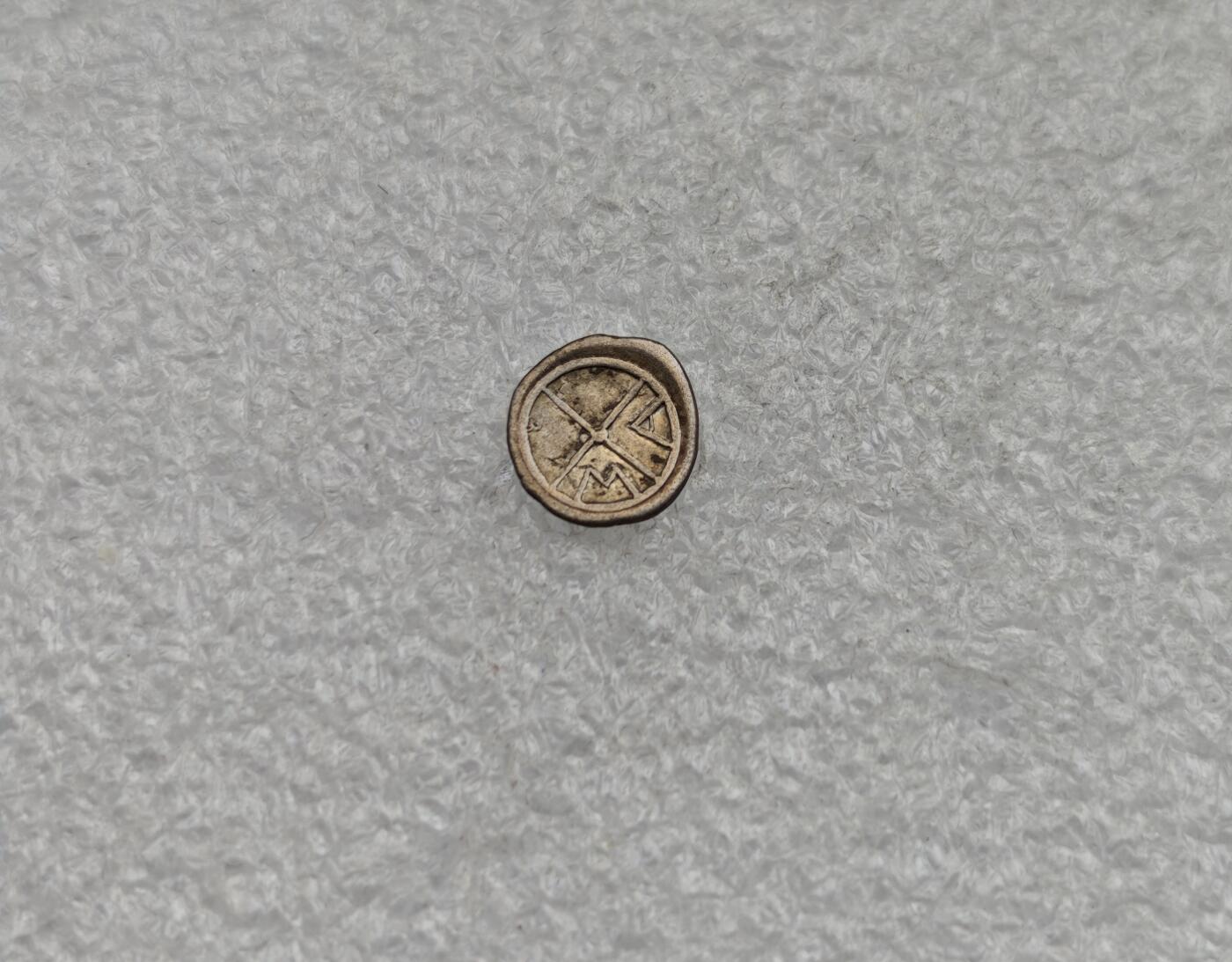 瓶子🏺第224期拍卖会  珍稀版别古希腊马萨利亚城太阳神阿波罗银币 公元前410-前4380年高卢地区马萨利亚城Massalia发行  今日法国马赛 正面是未戴冠的太阳神阿波罗头像  背面是四辐车轮  中间是字母M