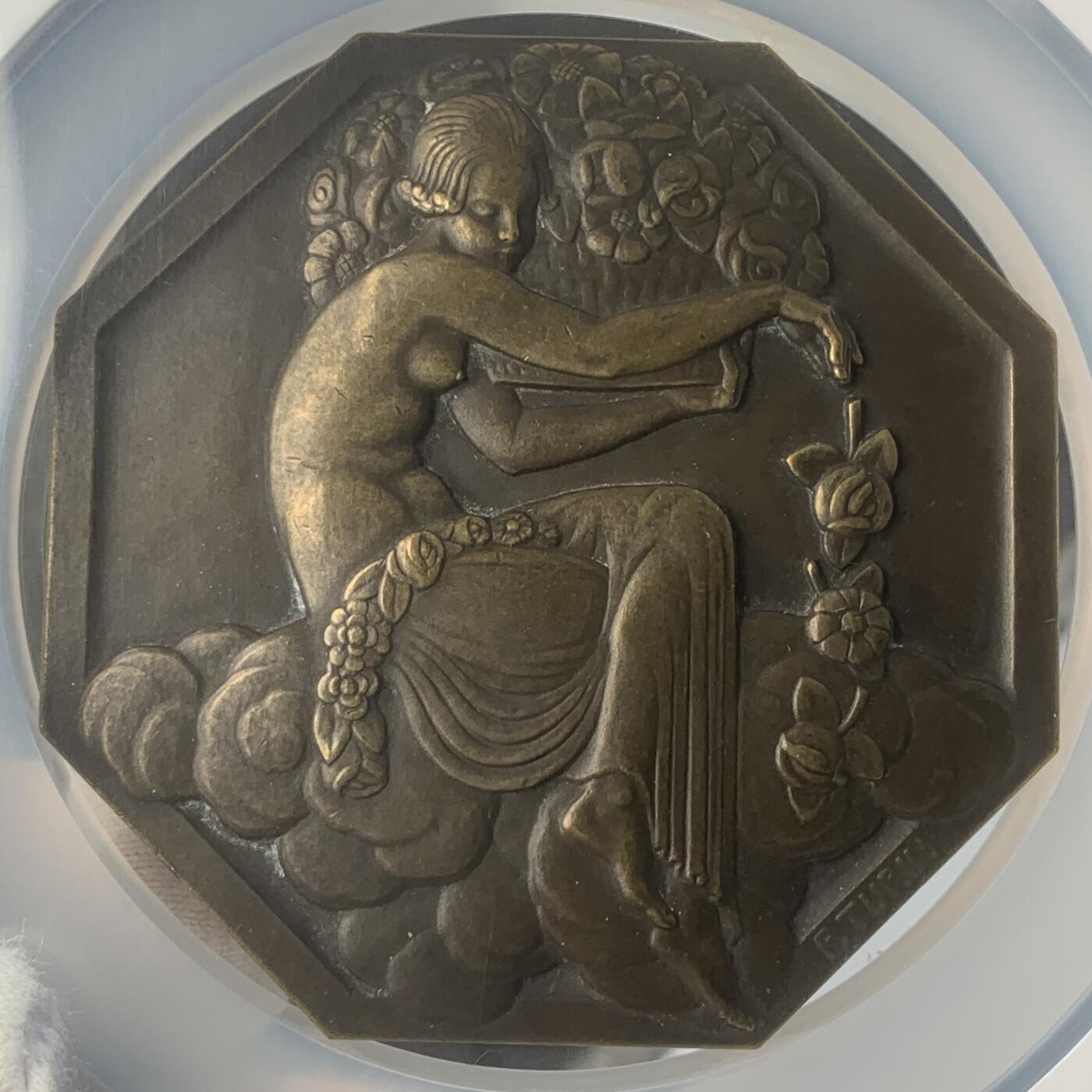 掌中浮雕-藏着的欧洲第048场 NGC MS 63 : 1925年法国巴黎国际艺术与工业大展纪念章，P. Tourin雕刻，对边70mm大版难得一见，评级盒边缘有破损（如图）