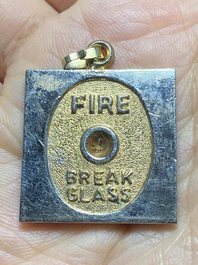 2026年第五场(总第一百七十四场）外国好品散币场(免佣金) - 英国🇬🇧模拟火灾报警玻璃击破点设计的创意吊坠/纪念章，直径25.5mm，重11.79g