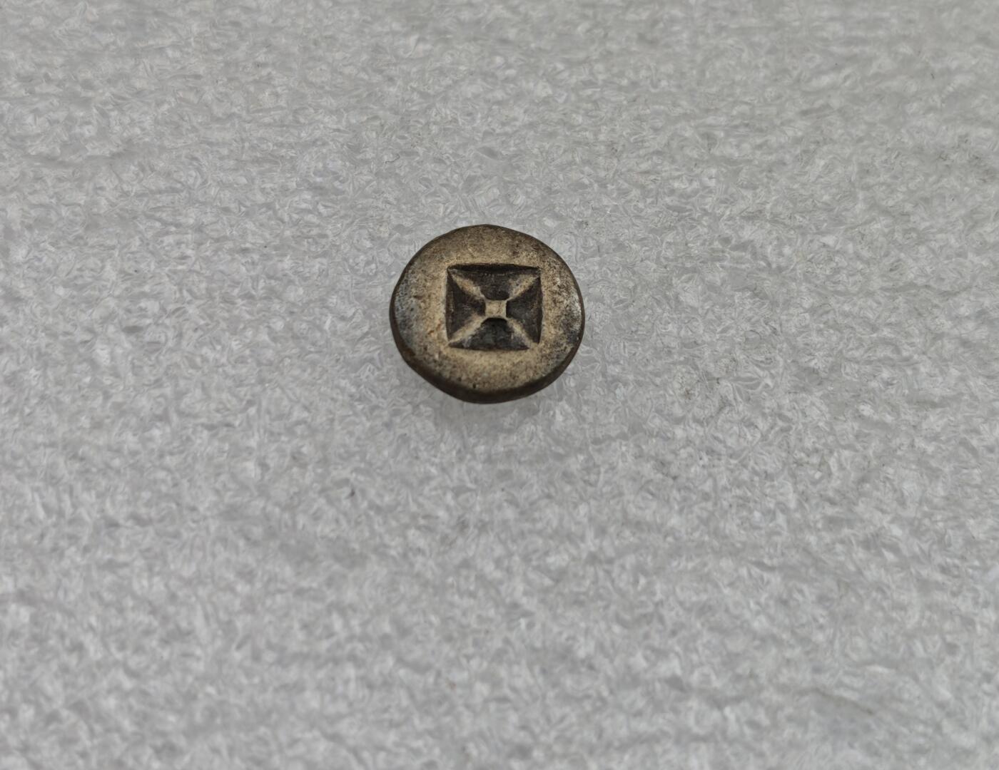 瓶子🏺第224期拍卖会  8世纪三佛齐王国檀香花图案打制银币