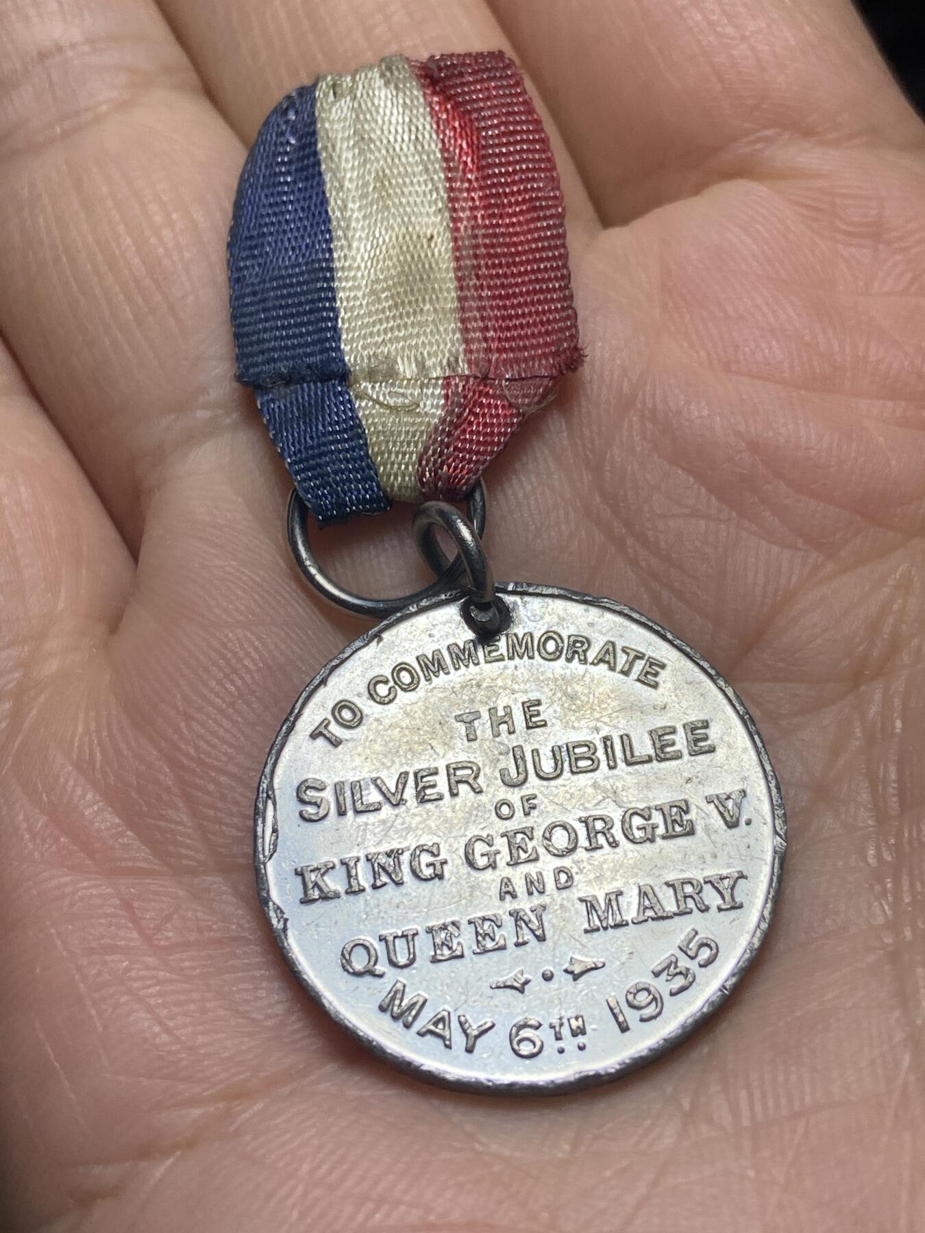 2026年第五场(总第一百七十四场）外国好品散币场(免佣金) 英国🇬🇧1935年纪念章，直径26mm，重9g(乔治五世和玛丽王后登基25周年银禧纪念章)