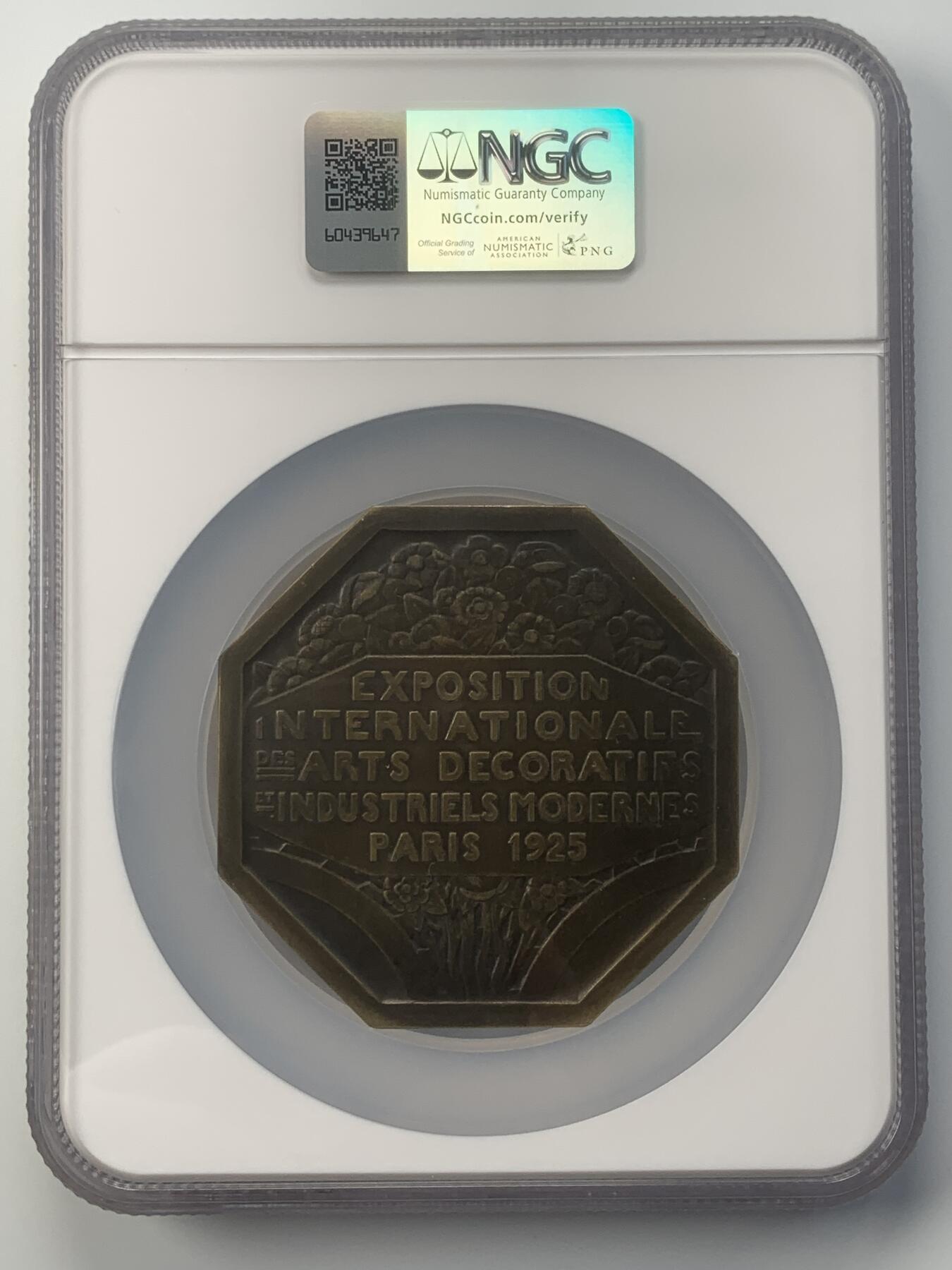 掌中浮雕-藏着的欧洲第048场 NGC MS 63 : 1925年法国巴黎国际艺术与工业大展纪念章，P. Tourin雕刻，对边70mm大版难得一见，评级盒边缘有破损（如图）