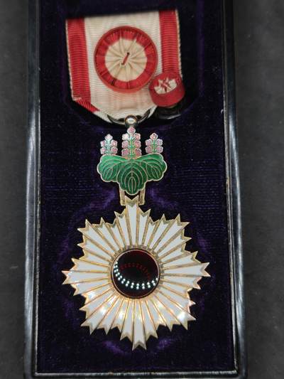 凯旋世界勋赏（第21期冬季大拍）（欢迎送拍）（对拍品有疑问请询问客服，不接受到手刀，出价默认拍品品相。请认真阅读拍卖规则！出价默认已认可！）（收到货请录制开箱视频，无视频概不处理问题。） - 四等旭日带盒带略