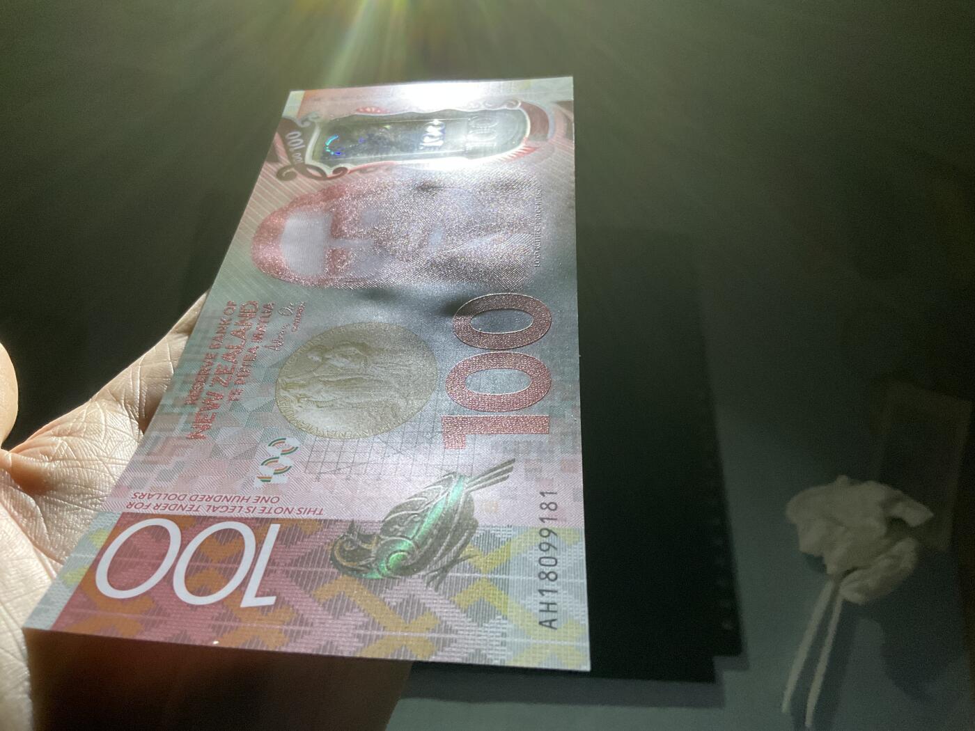 【礼羽收藏】🌏世界钱币拍卖第118期 新西兰明亮系列18年100$，全倒置刀拆绝品靓号(注:因开头2位是代表发行年份，因此全程倒置号只有16-18-19三个年份才能产生后面再发年份均无法出全倒置号)