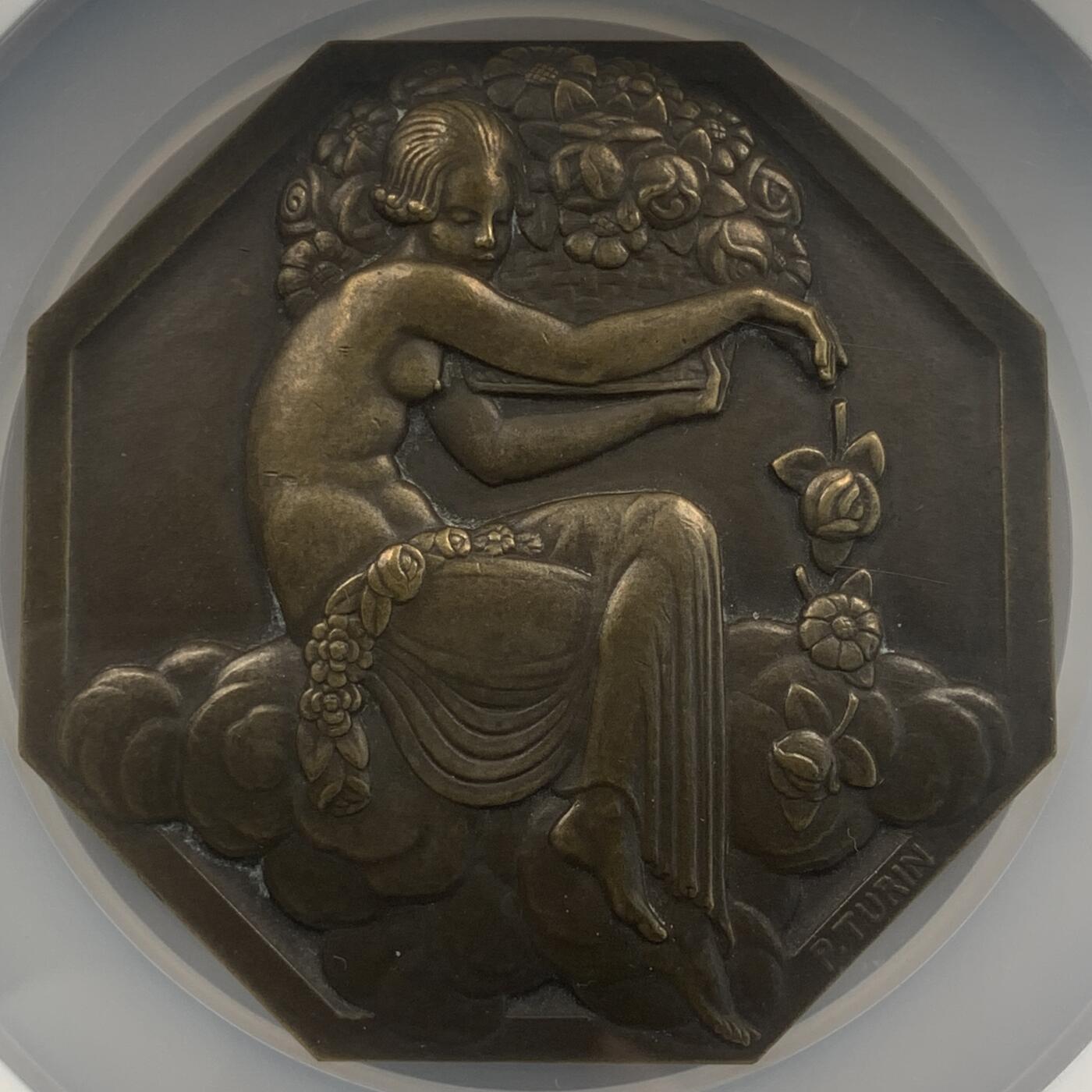 掌中浮雕-藏着的欧洲第048场 NGC MS 63 : 1925年法国巴黎国际艺术与工业大展纪念章，P. Tourin雕刻，对边70mm大版难得一见，评级盒边缘有破损（如图）