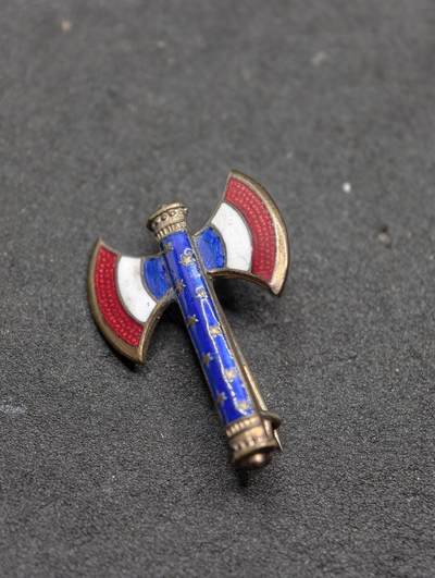 凯旋世界勋赏（第21期冬季大拍）（欢迎送拍）（对拍品有疑问请询问客服，不接受到手刀，出价默认拍品品相。请认真阅读拍卖规则！出价默认已认可！）（收到货请录制开箱视频，无视频概不处理问题。） - 维希法国法兰克斧珐琅证章带ab厂标维希政府是1940年法国战败后成立的傀儡政权，依附于纳粹德国，1941年贝当正式设立“高卢战斧勋章”，该徽章是其荣誉体系的核心符号，仅约2626人获颁此勋章，二战后因维希政权的傀儡性质