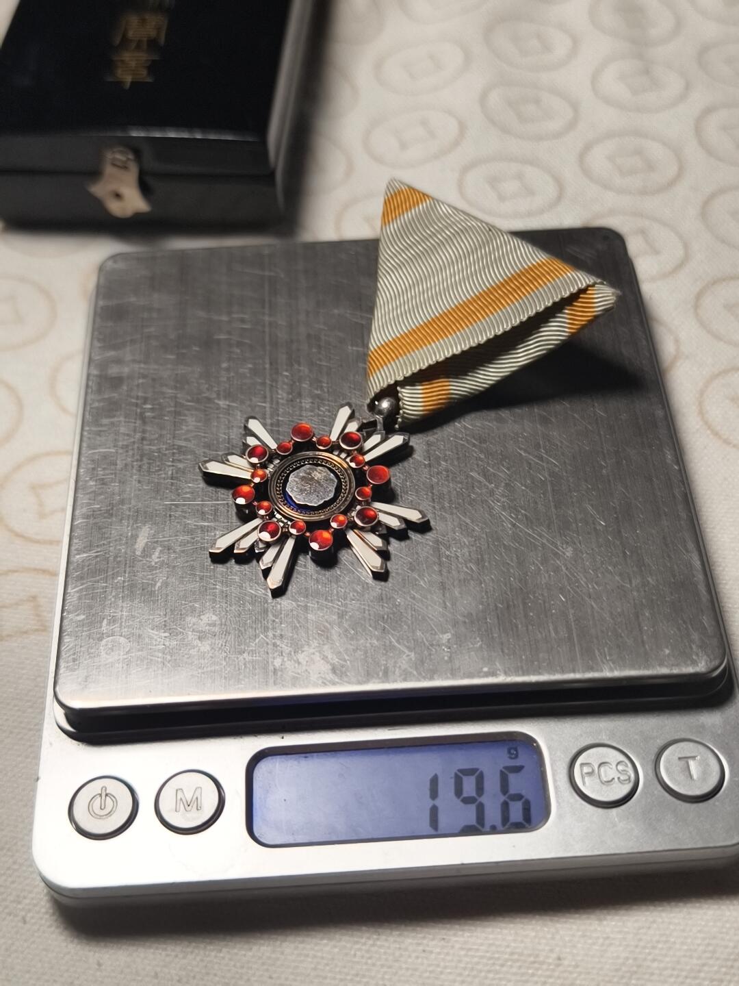 抚柳草堂-第六期章牌钱币 奖章勋章限时免佣 满百包邮 放漏专场 勋六等瑞宝章 银质19.6g原盒带杯绶 七宝烧珐琅状态好 品相如图