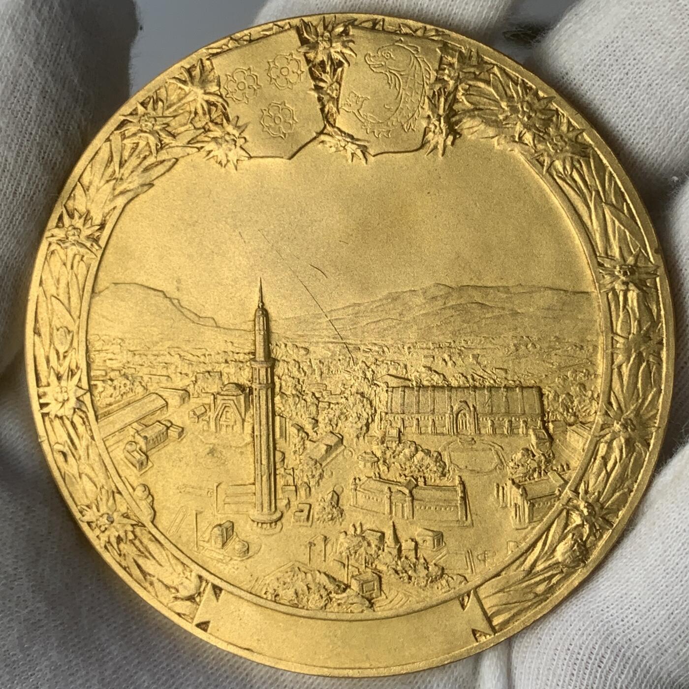 掌中浮雕-藏着的欧洲第048场 1925 年格勒诺布尔国际水电与旅游博览会 镀金铜章  ch.pilIet作品，68mm 送合适的亚克力盒子