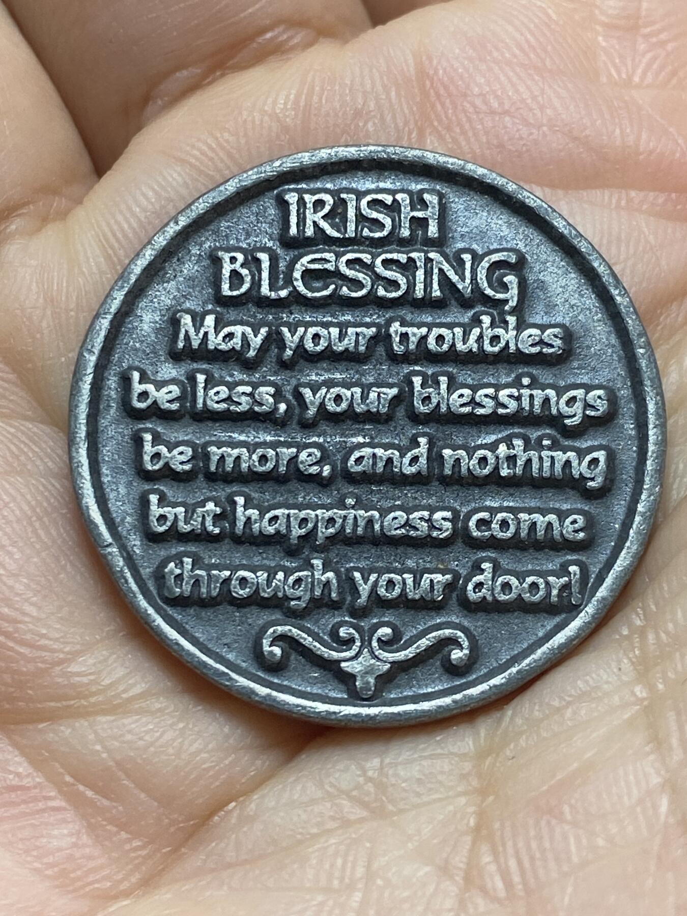 2026年第五场(总第一百七十四场）外国好品散币场(免佣金) 爱尔兰🇮🇪祝福主题的民俗纪念章，直径29.4毫米，厚2.4毫米，重11.26克(爱尔兰独特风格图案，带有爱尔兰经典凯尔特文化民间祝福语:愿你的烦恼减少，祝福增多，唯有幸福登门来。寓意美好)