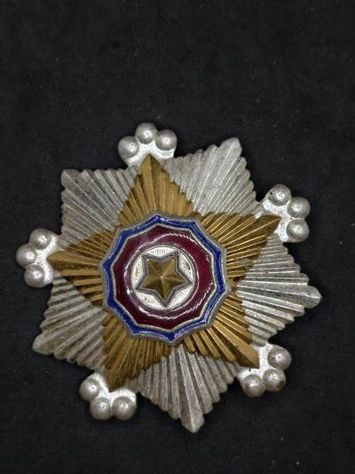 凯旋世界勋赏（第21期冬季大拍）（欢迎送拍）（对拍品有疑问请询问客服，不接受到手刀，出价默认拍品品相。请认真阅读拍卖规则！出价默认已认可！）（收到货请录制开箱视频，无视频概不处理问题。） - 朝鲜二级国旗勋章竖针