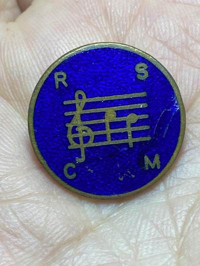 2026年第五场(总第一百七十四场）外国好品散币场(免佣金) - 英国皇家教堂音乐学校（RSCM）的会员胸针，直径18mm，重3.65g