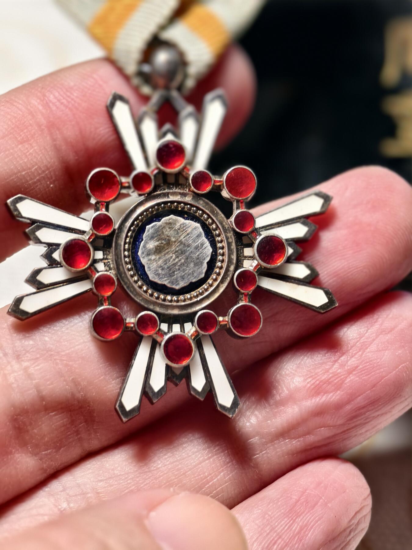 抚柳草堂-第六期章牌钱币 奖章勋章限时免佣 满百包邮 放漏专场 勋六等瑞宝章 银质19.6g原盒带杯绶 七宝烧珐琅状态好 品相如图