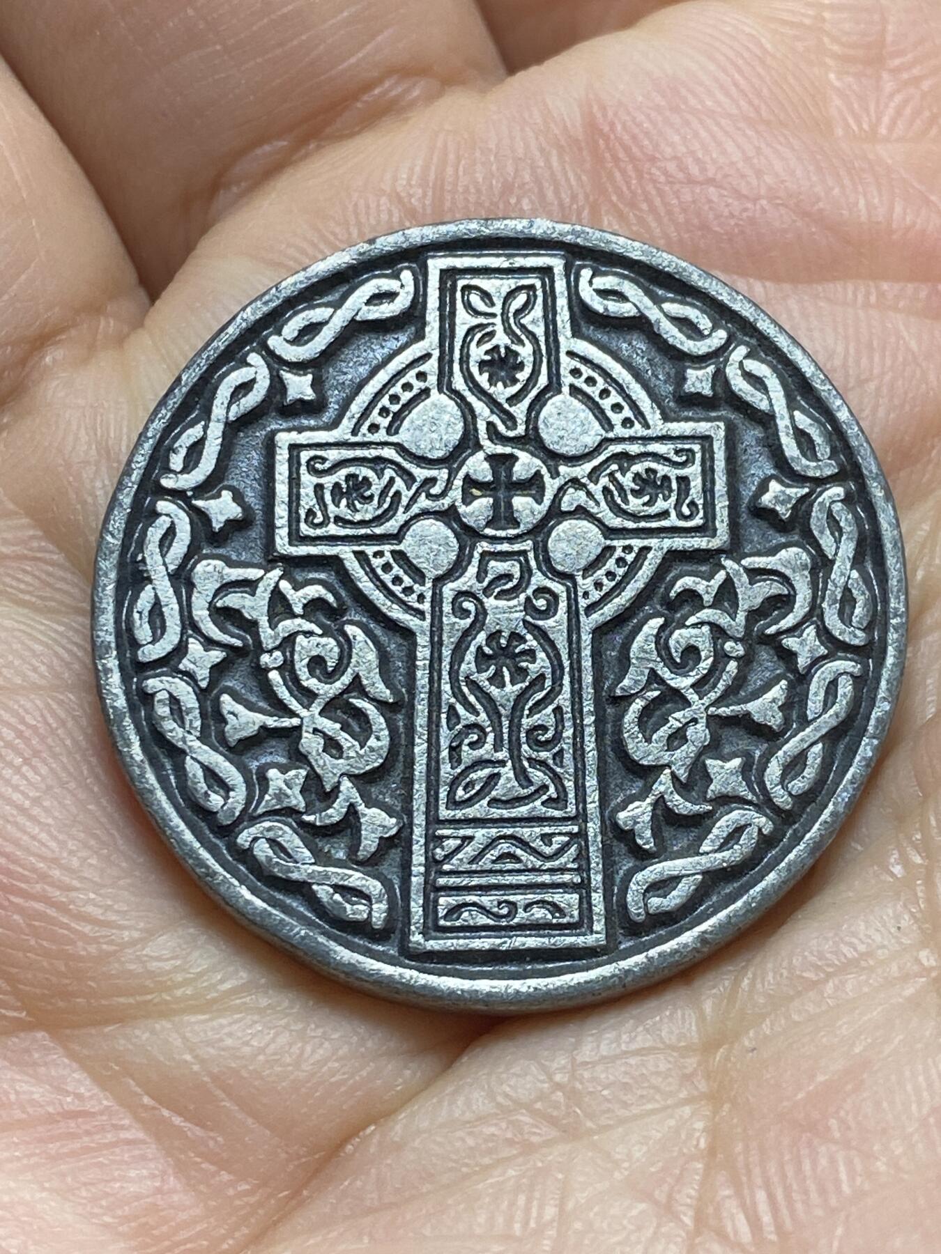 2026年第五场(总第一百七十四场）外国好品散币场(免佣金) 爱尔兰🇮🇪祝福主题的民俗纪念章，直径29.4毫米，厚2.4毫米，重11.26克(爱尔兰独特风格图案，带有爱尔兰经典凯尔特文化民间祝福语:愿你的烦恼减少，祝福增多，唯有幸福登门来。寓意美好)