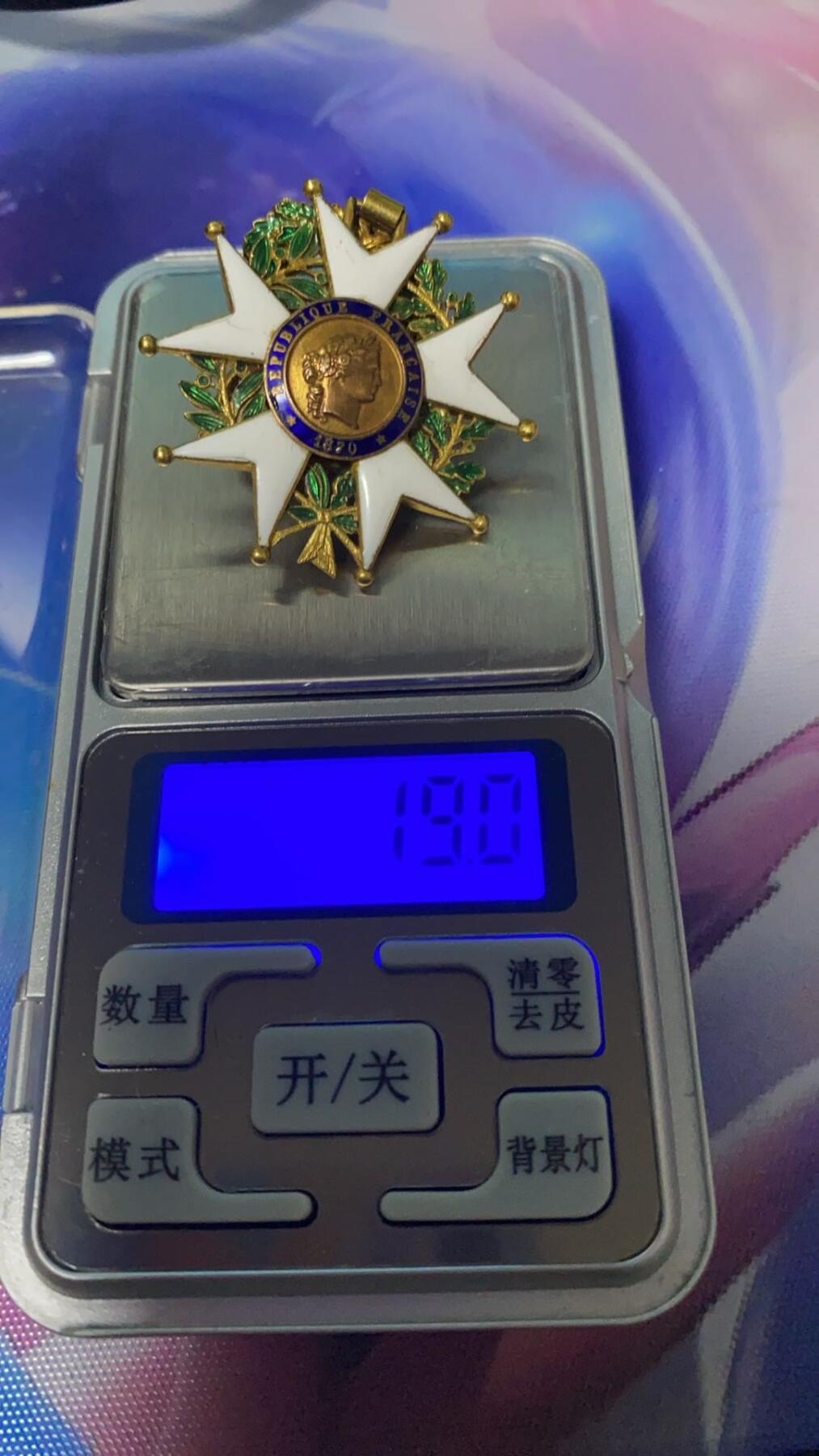 苏联勋章奖章1月5日晚上九点结束在麦稀奇 找不到的加我qq或者微信都是184277308备注苏章拍卖。最好加微信群每次都会通知还有提前可以一口价的 最近会持续拍卖一些东西。 法国荣誉军团勋章 （代拍）珐琅基本完整 有些小瑕疵无伤大雅 完美主义者绕行 非常漂亮