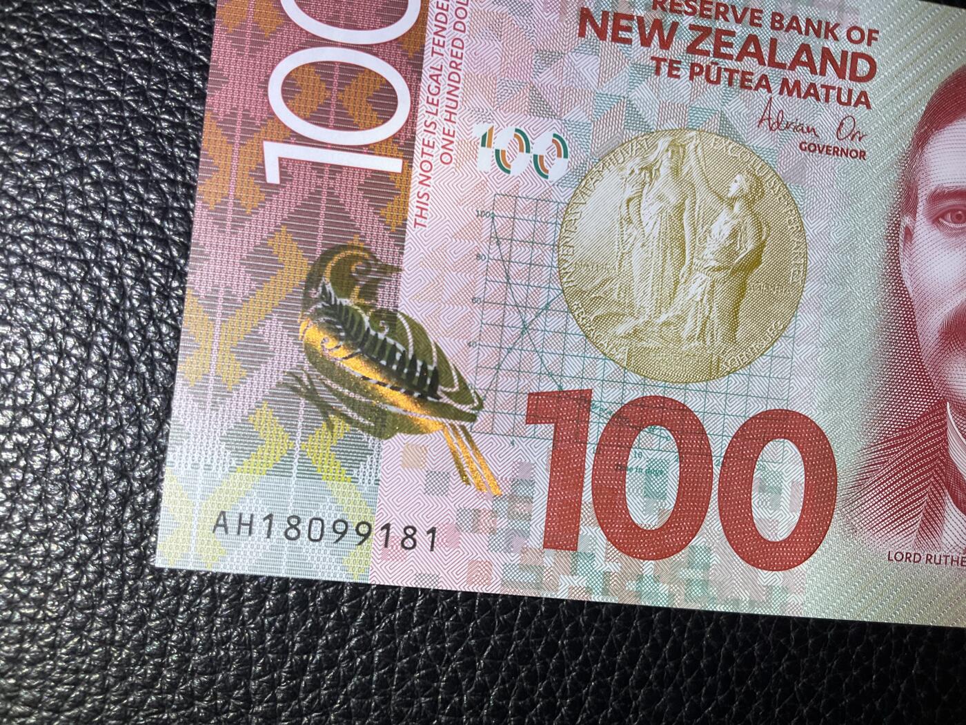 【礼羽收藏】🌏世界钱币拍卖第118期 新西兰明亮系列18年100$，全倒置刀拆绝品靓号(注:因开头2位是代表发行年份，因此全程倒置号只有16-18-19三个年份才能产生后面再发年份均无法出全倒置号)