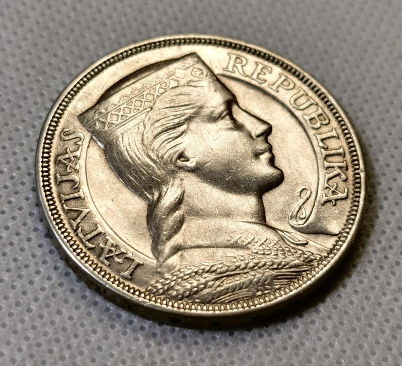 甄臻铺-世界币章拍卖（第46期）送拍享返佣金等优惠多多（1月10日精品场，敬请期待） 拉脱维亚女神5拉特  1932年 835银Ag，直径37mm   质量25g，发行量60w枚，拉脱维亚的经典品种，细节见图